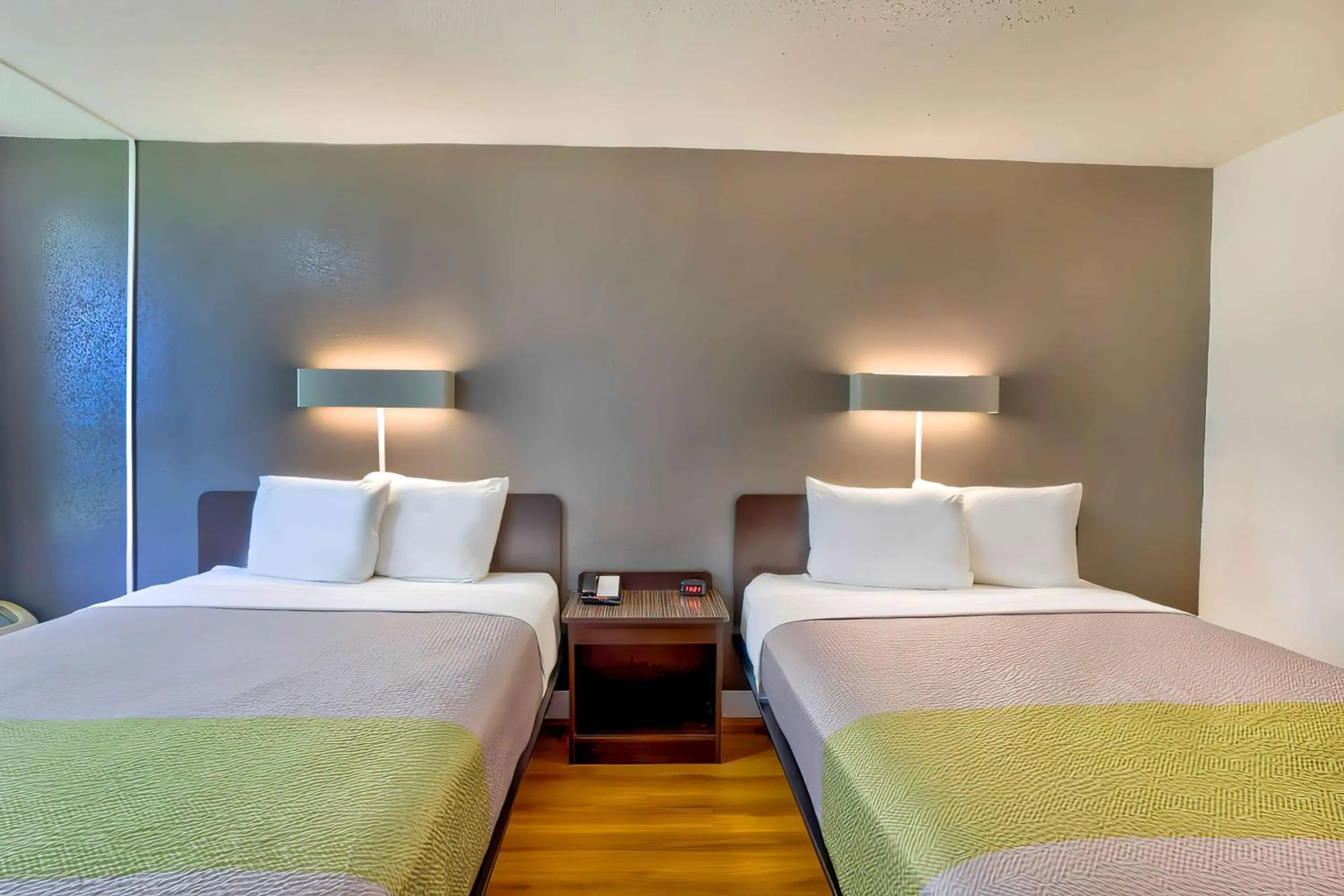 Bedroom, Bed in Studio 6 Gainesville, Fl