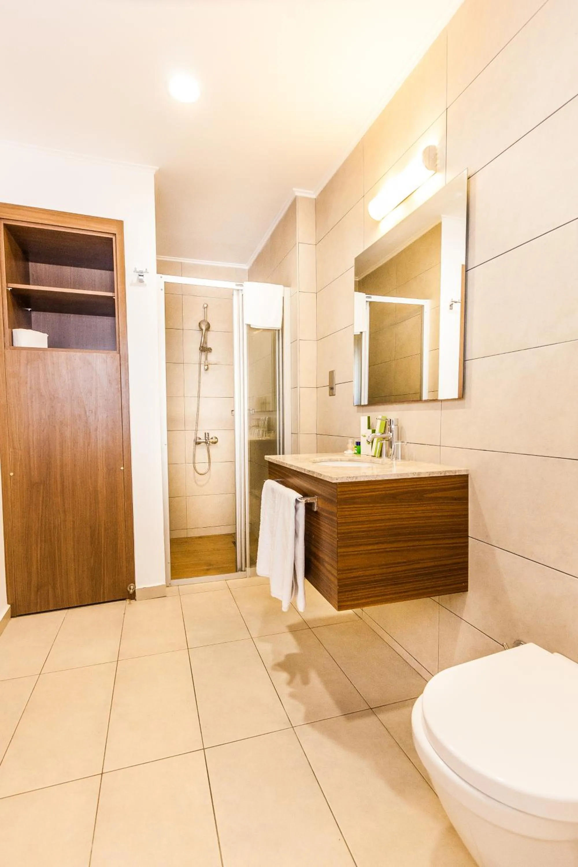 Shower in Port View Hotel