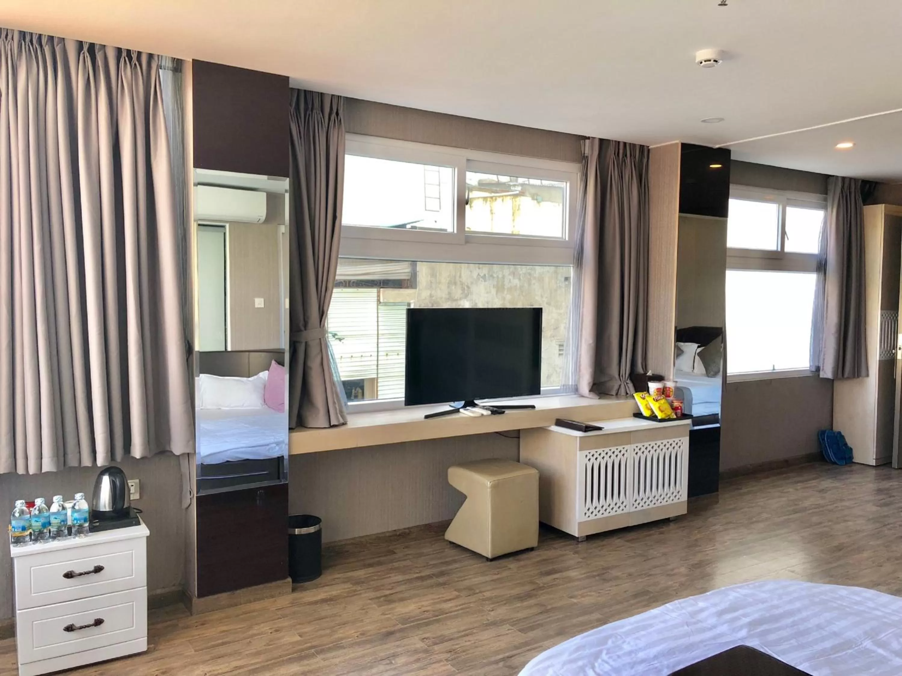 Bedroom, Bed in New Sun Hotel