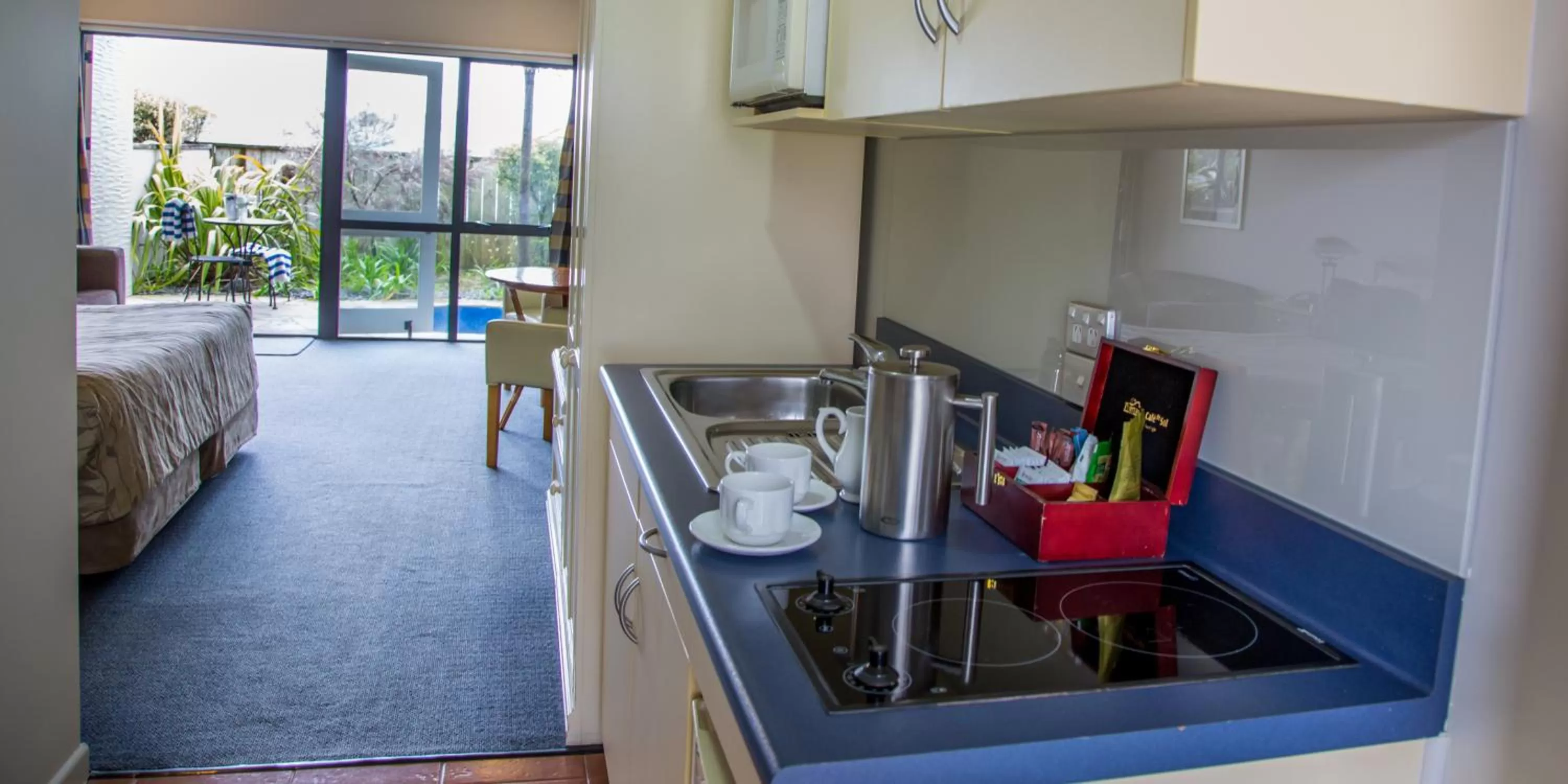 Kitchen or kitchenette, Bed in Baycrest Thermal Lodge