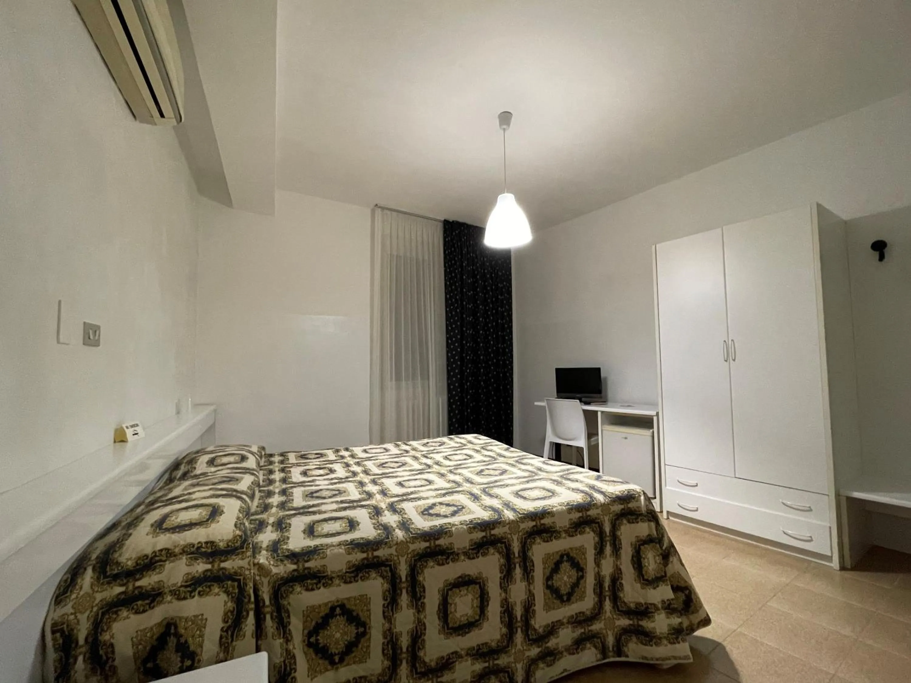 Bed in Hotel Stazione sul lago di Iseo