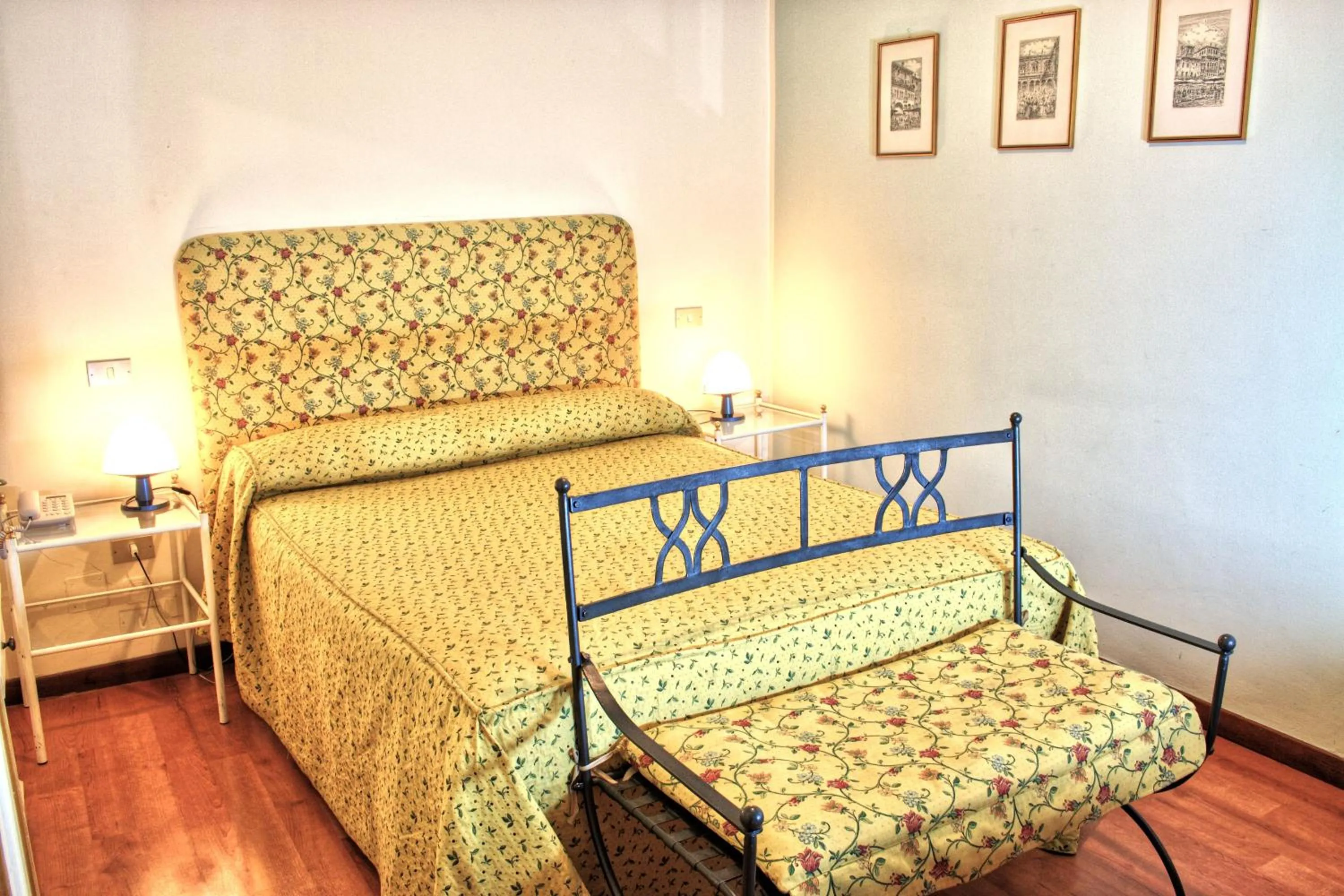 Bedroom, Bed in Hotel Torcolo "Residenze del Cuore"