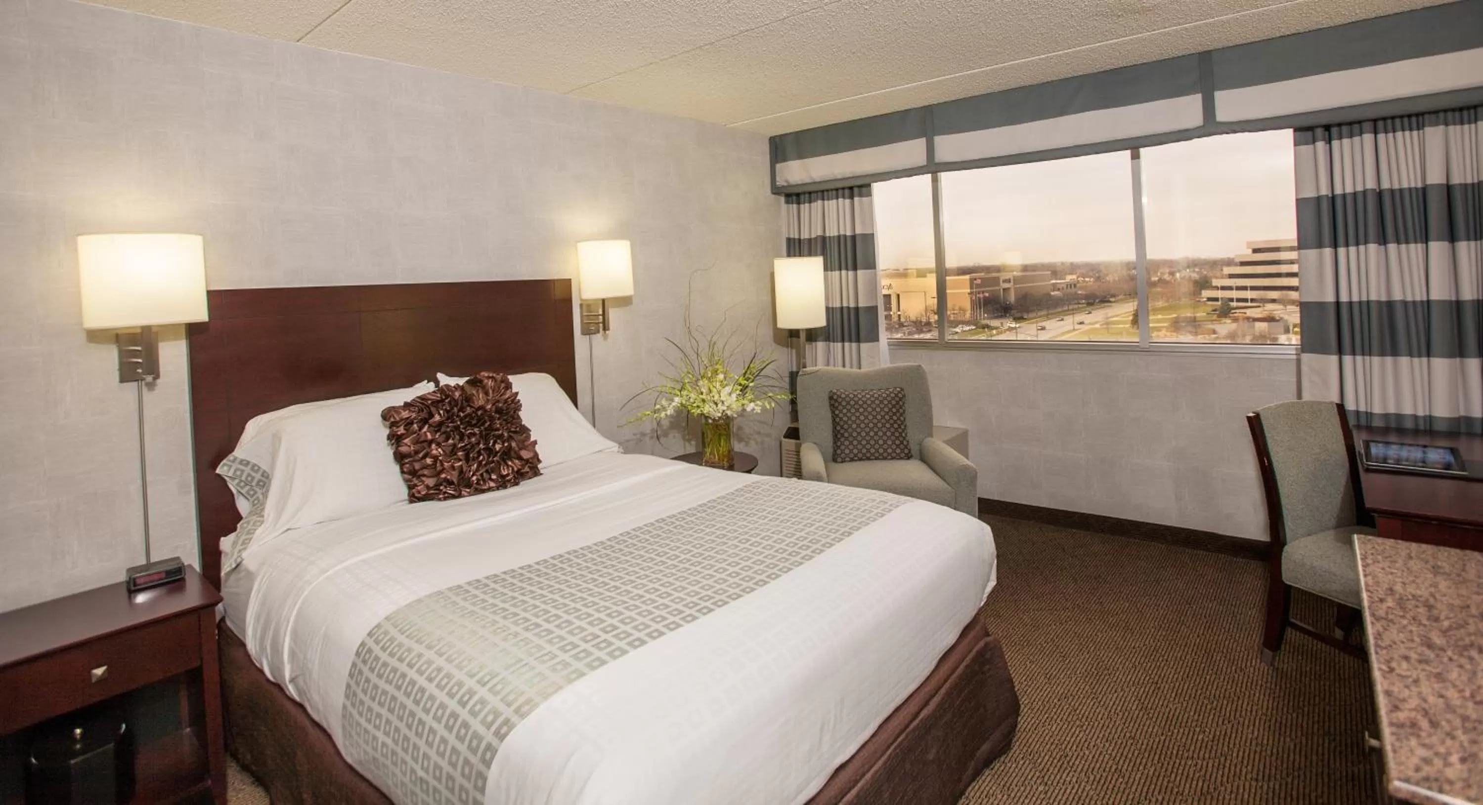 Bed in Somerset Inn Troy