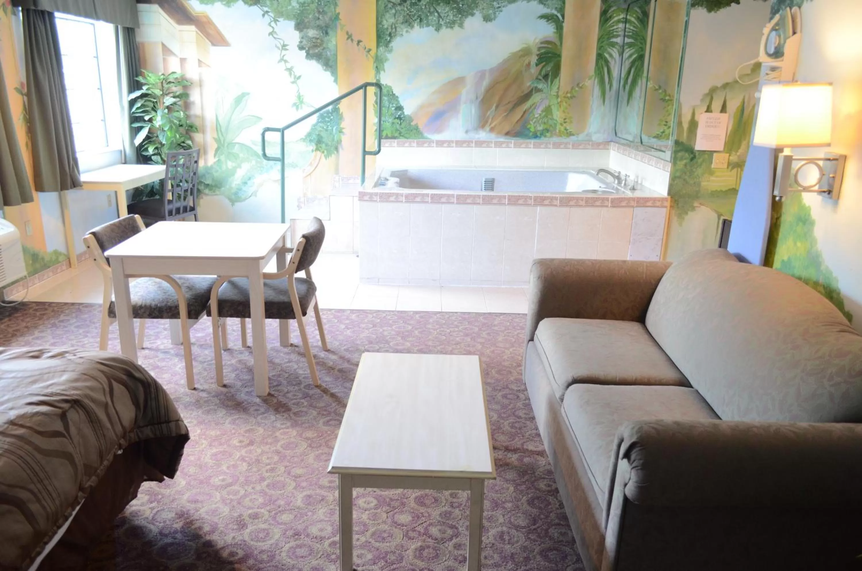 Decorative detail, Bed in Scottish Inn and Suites NRG Park/Texas Medical Center - Houston