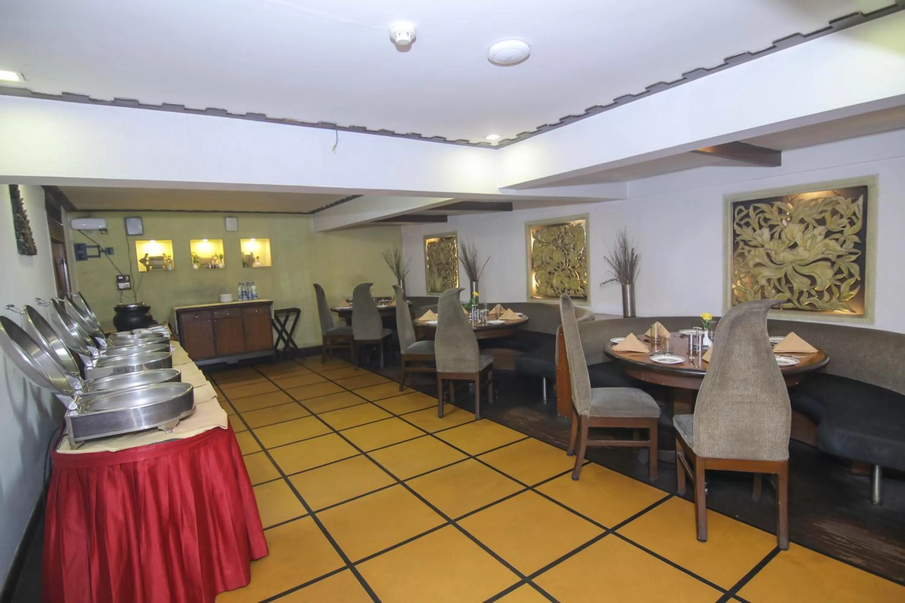 Restaurant/places to eat in Lytton Hotel