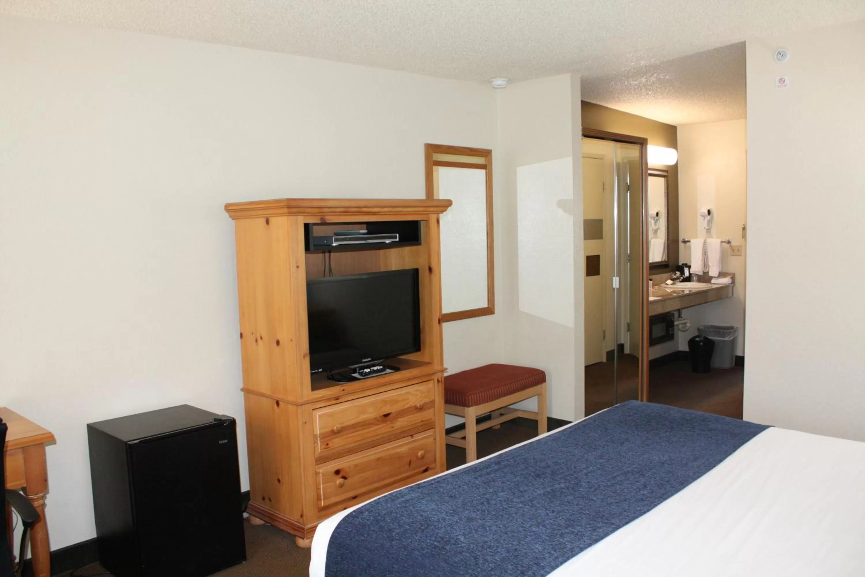 TV and multimedia, Bed in Baymont by Wyndham Yakima Riverfront