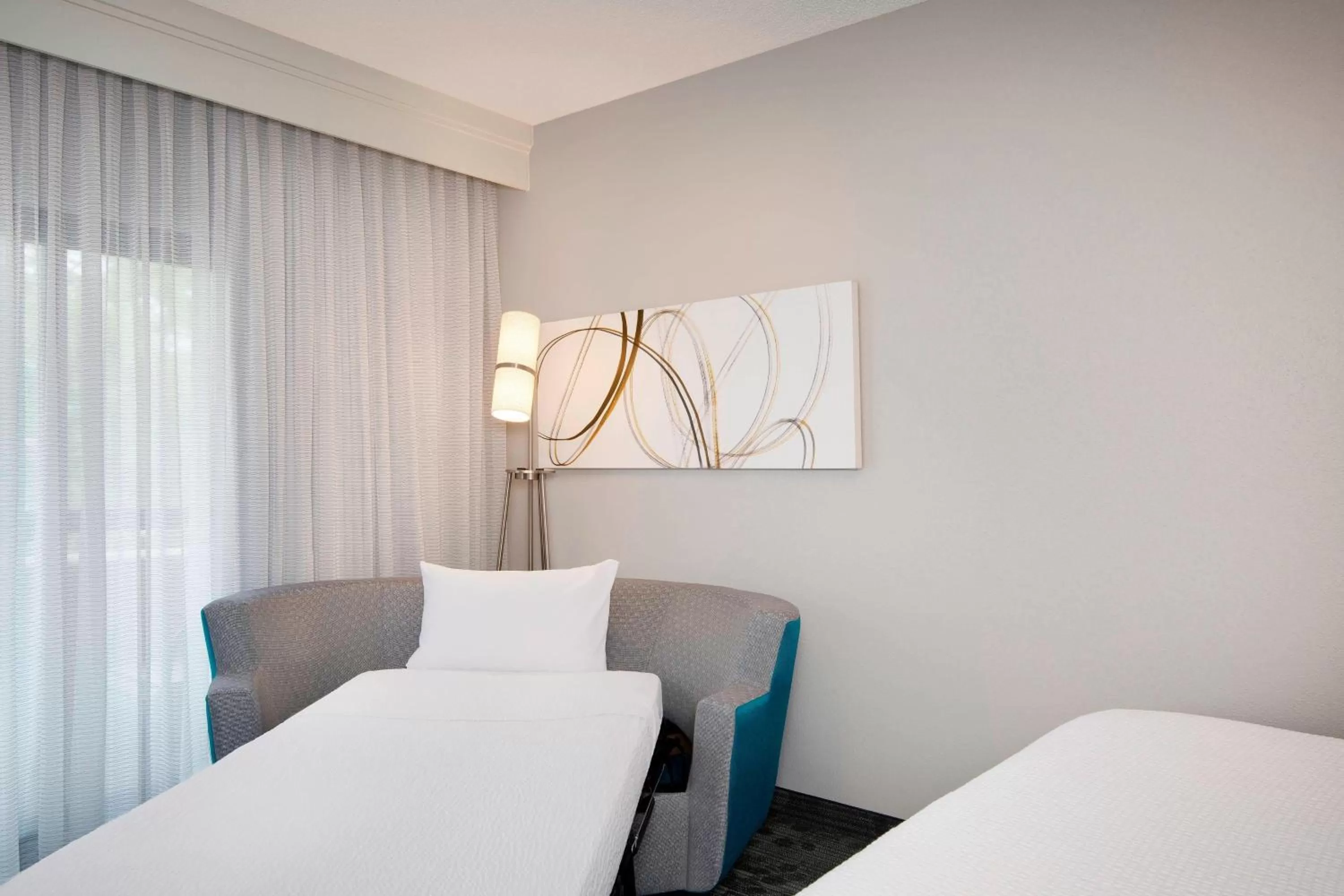 King Room with Sofa Bed in Courtyard by Marriott Savannah Midtown