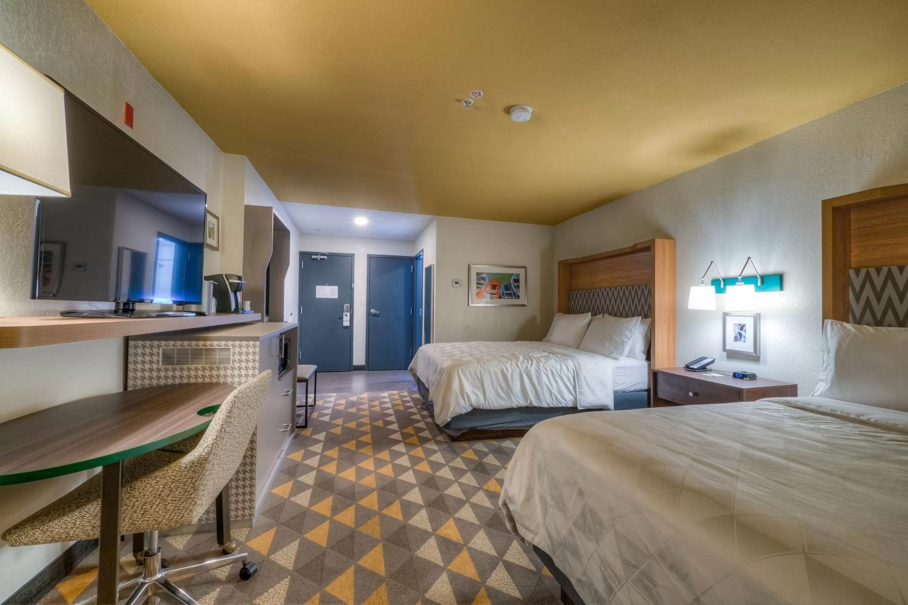 Photo of the whole room, Bed in Holiday Inn Tacoma Mall by IHG