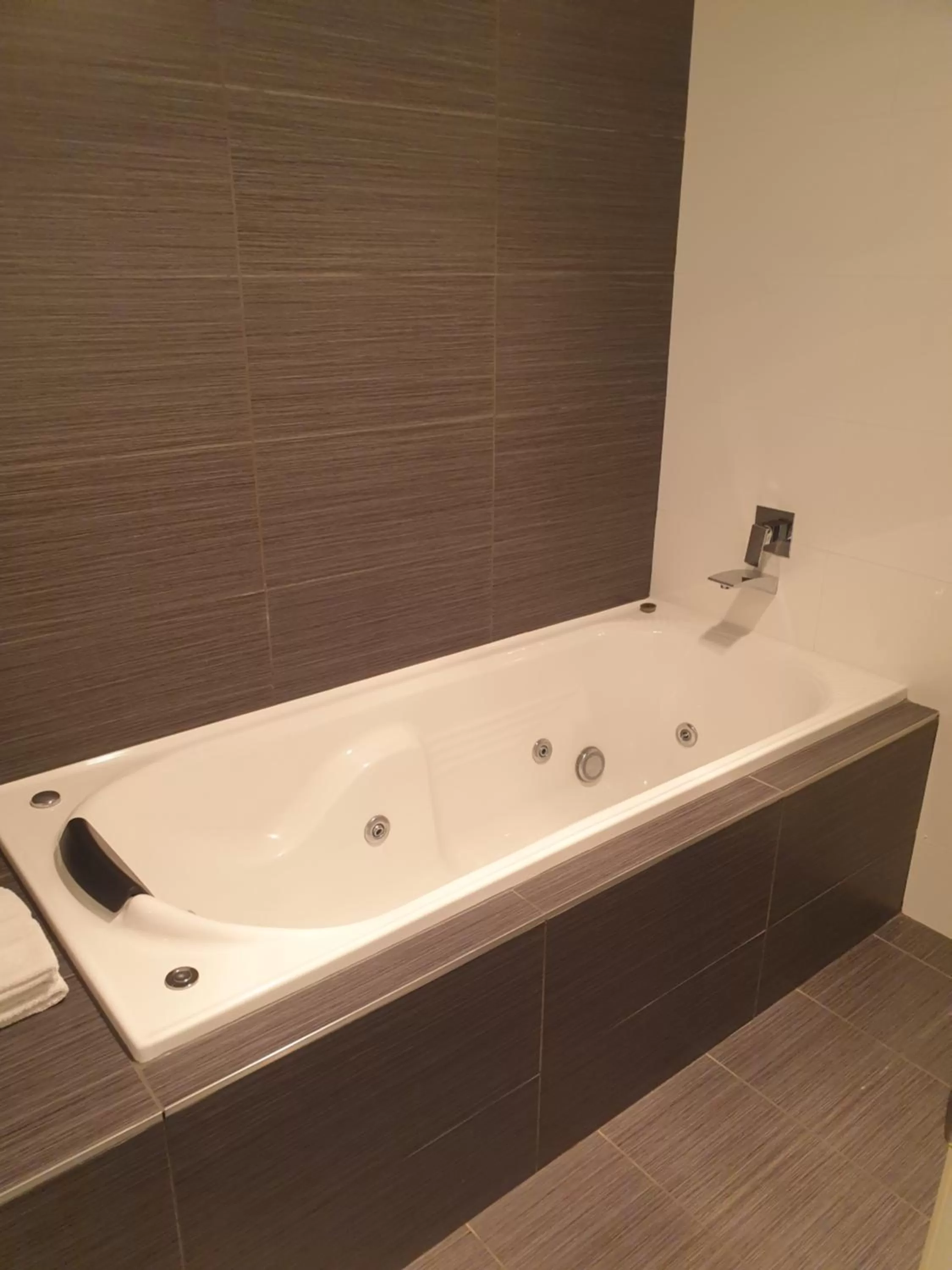 Bath in Carlton Suites