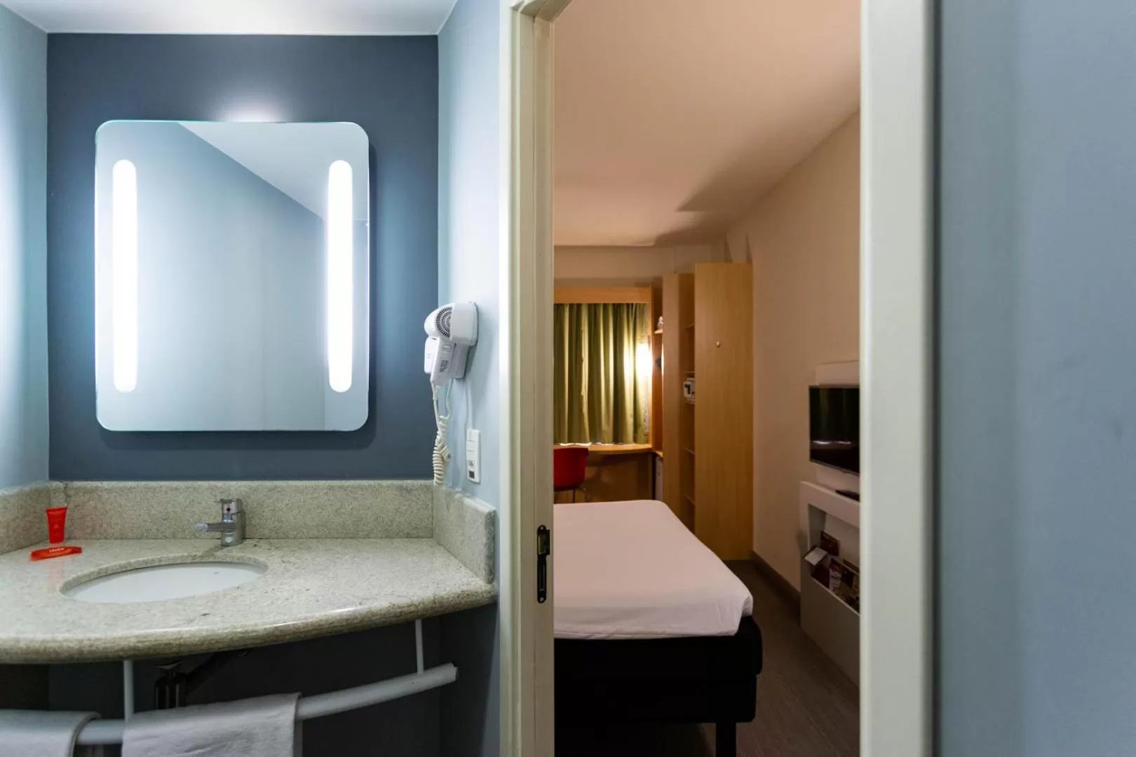 Toilet, Bed in ibis Rio de Janeiro Nova America