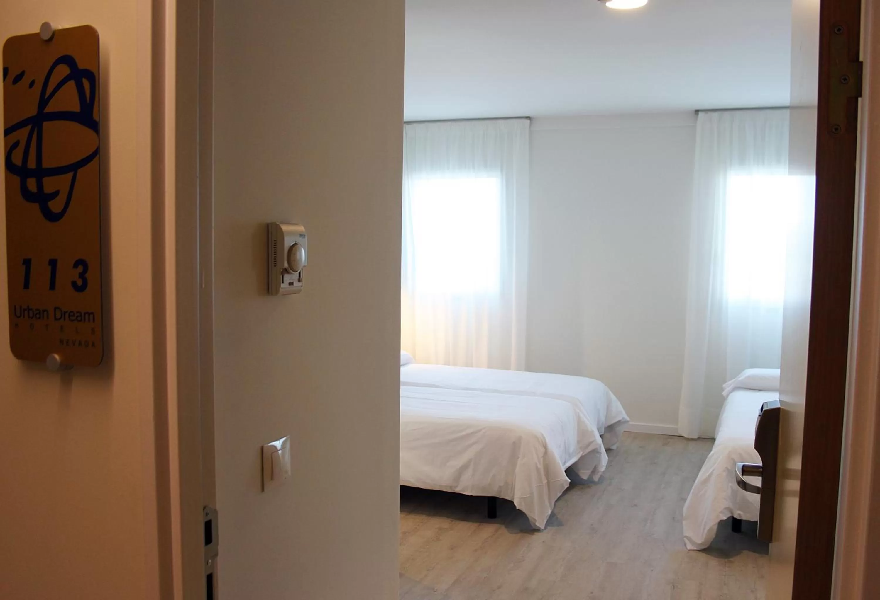 Photo of the whole room, Bed in Checkin Urban Nevada