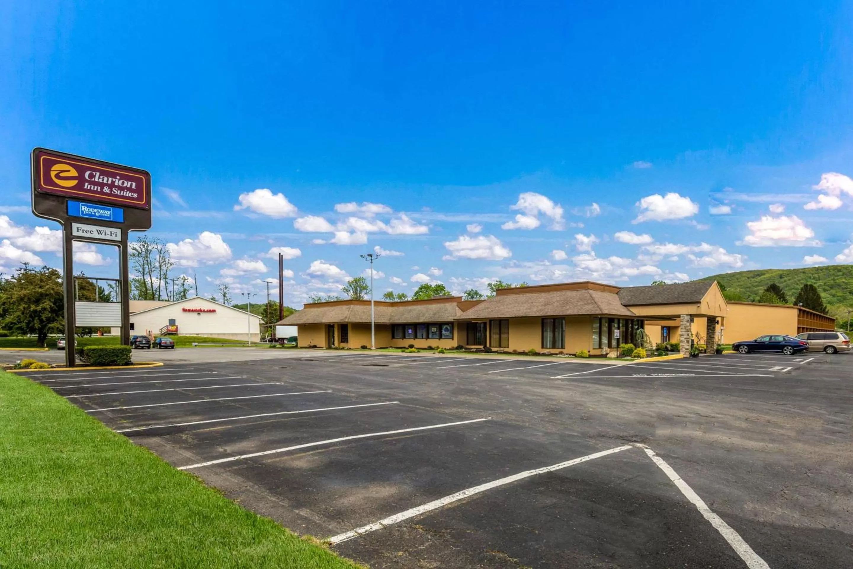 Property building in Fairmount Inn & Suites - Stroudsburg, Poconos