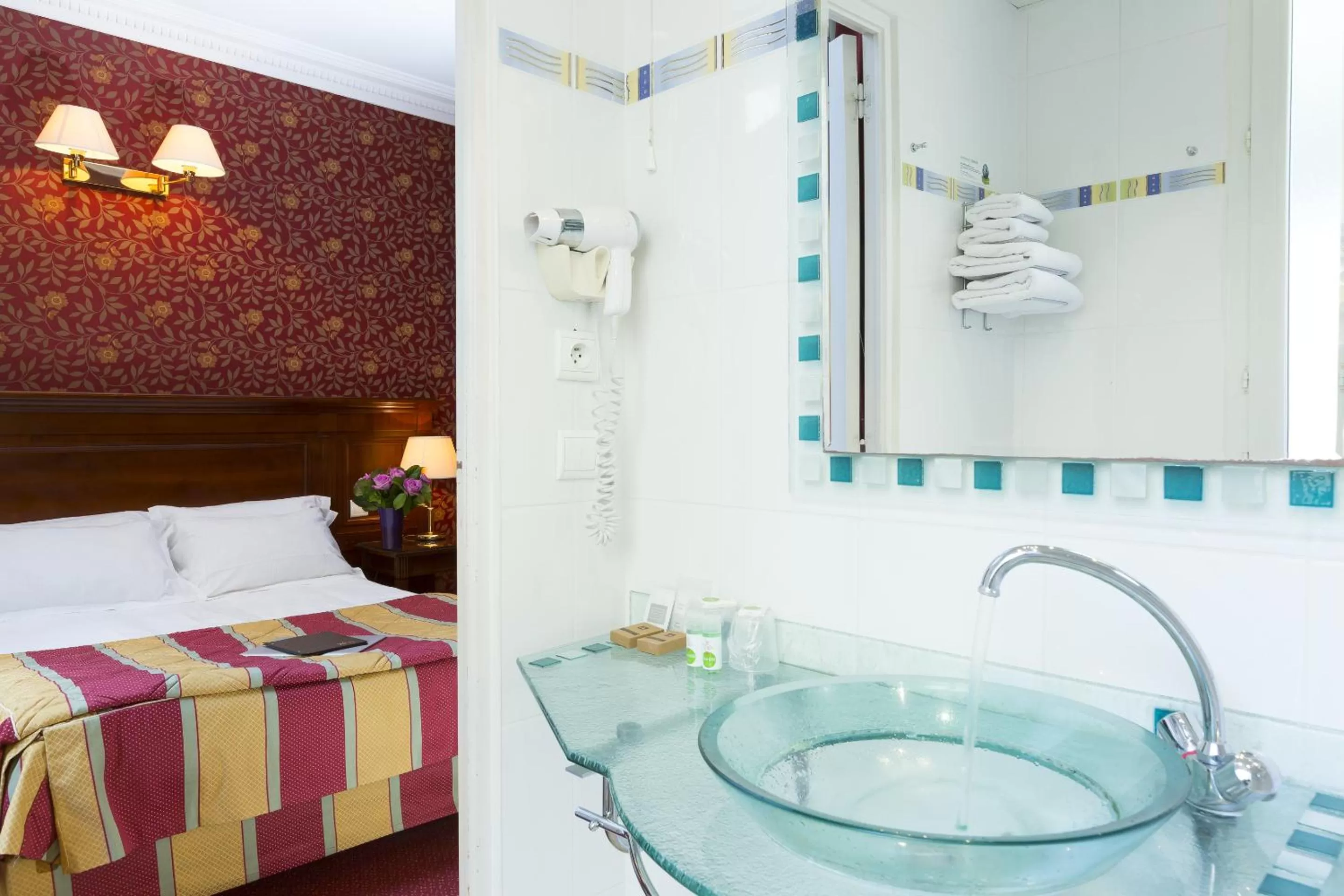 Bathroom, Bed in Elysees Niel Hotel