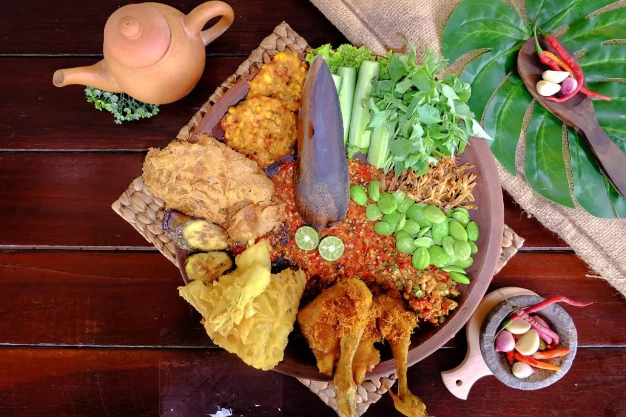 Food in Deka Hotel Surabaya HR Muhammad