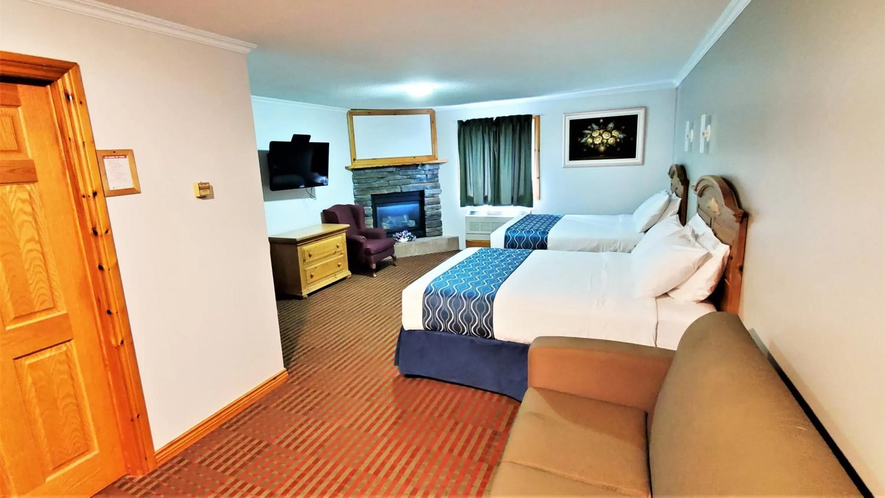 Photo of the whole room, Bed in Knights Inn Colonial Fireside Inn