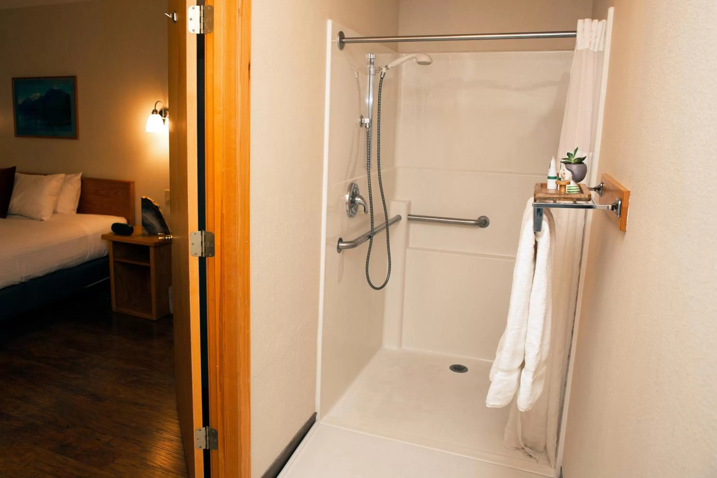 Bathroom, Bed in Timbers Motel