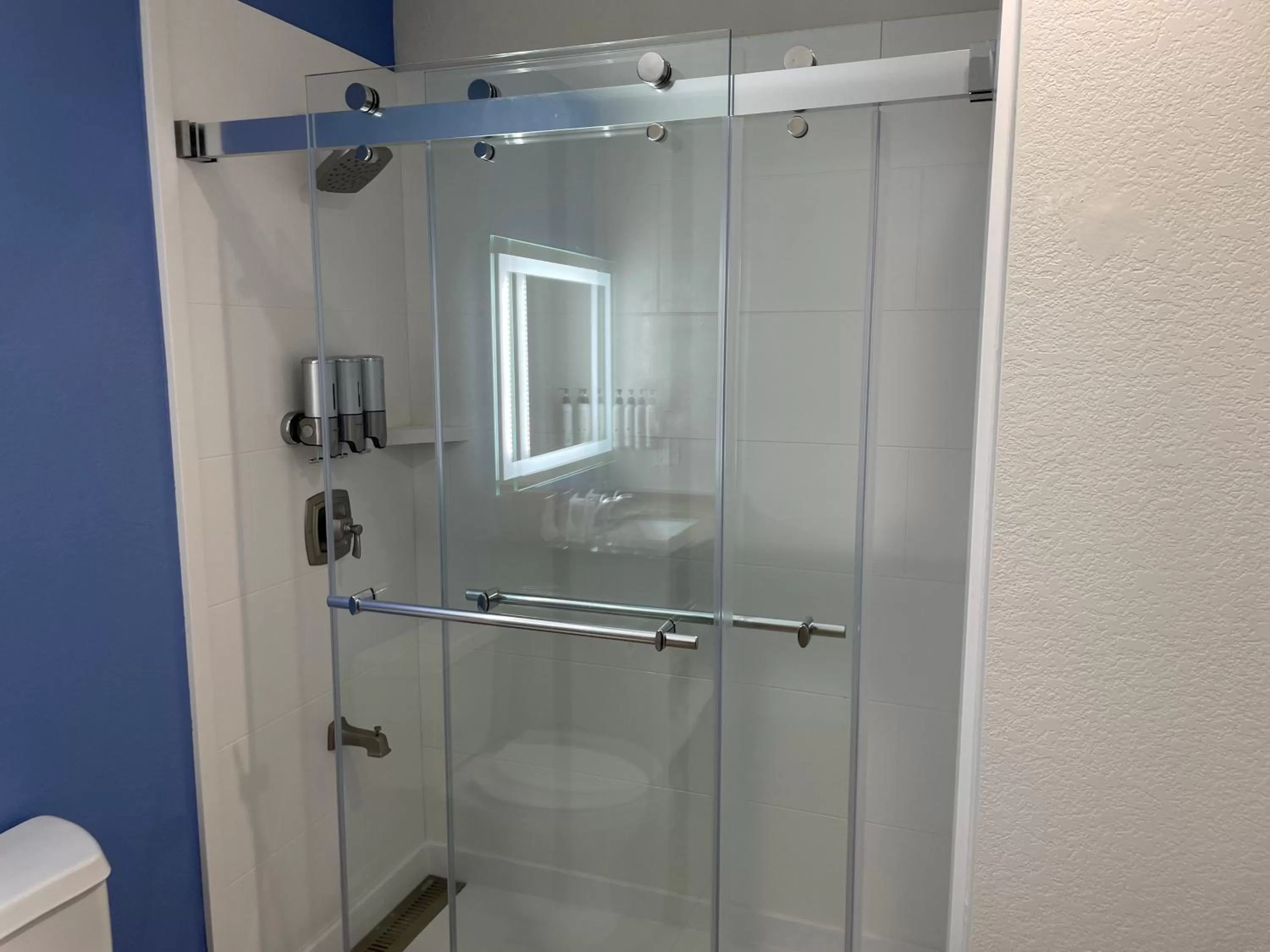 Shower in Hotel Solares