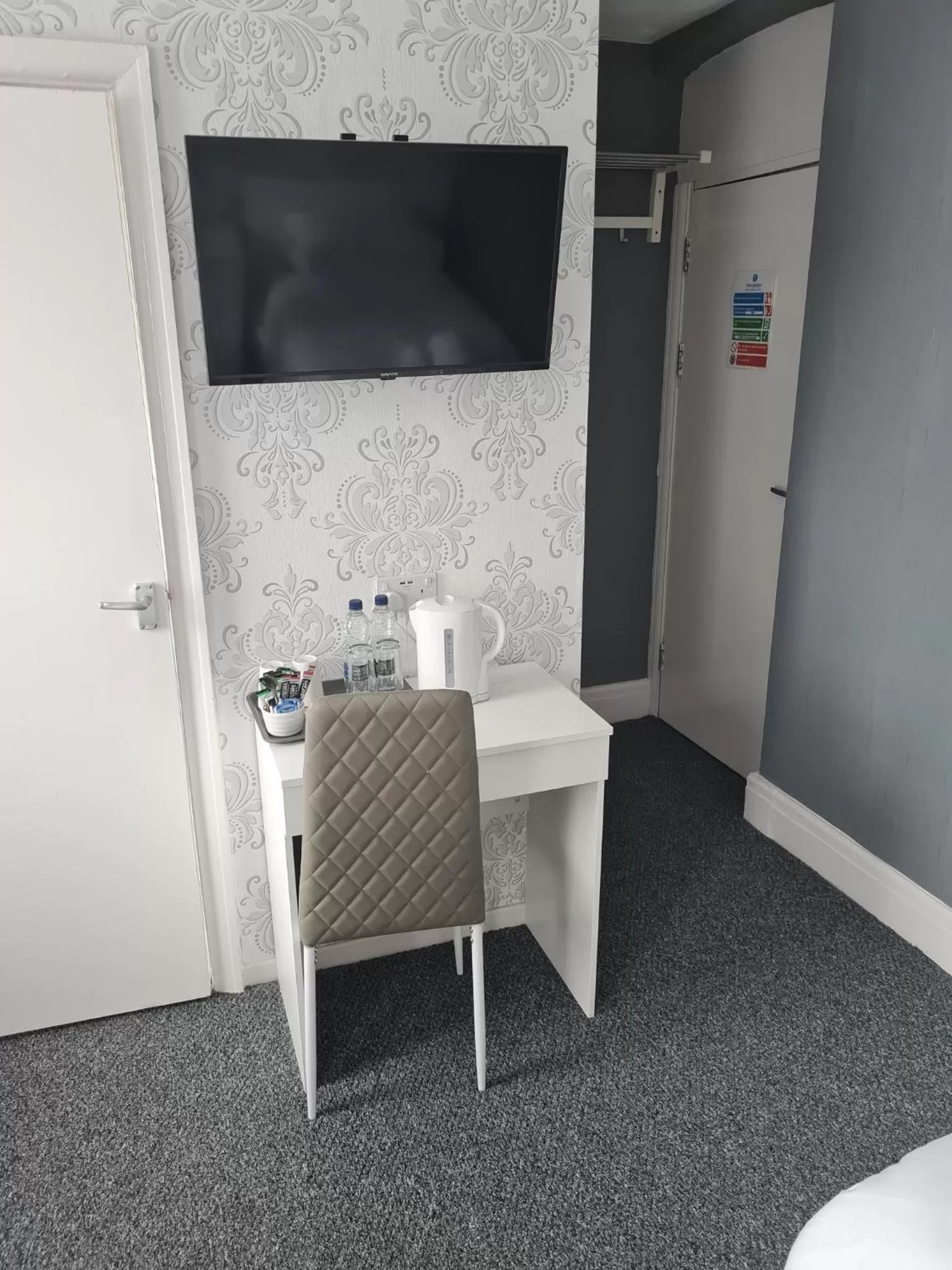 Coffee/tea facilities in Queens Plaza Hotel