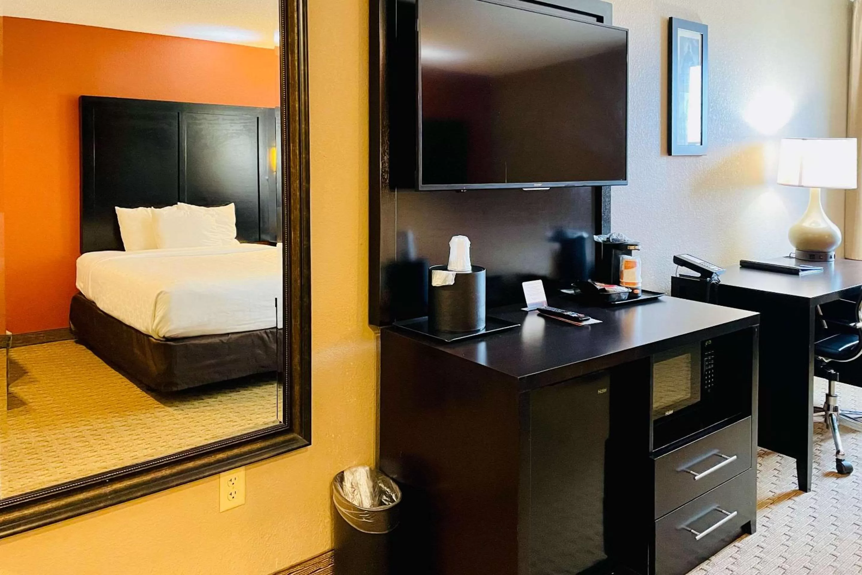 Bedroom, Bed in Clarion Inn & Suites Evansville Eastland Area