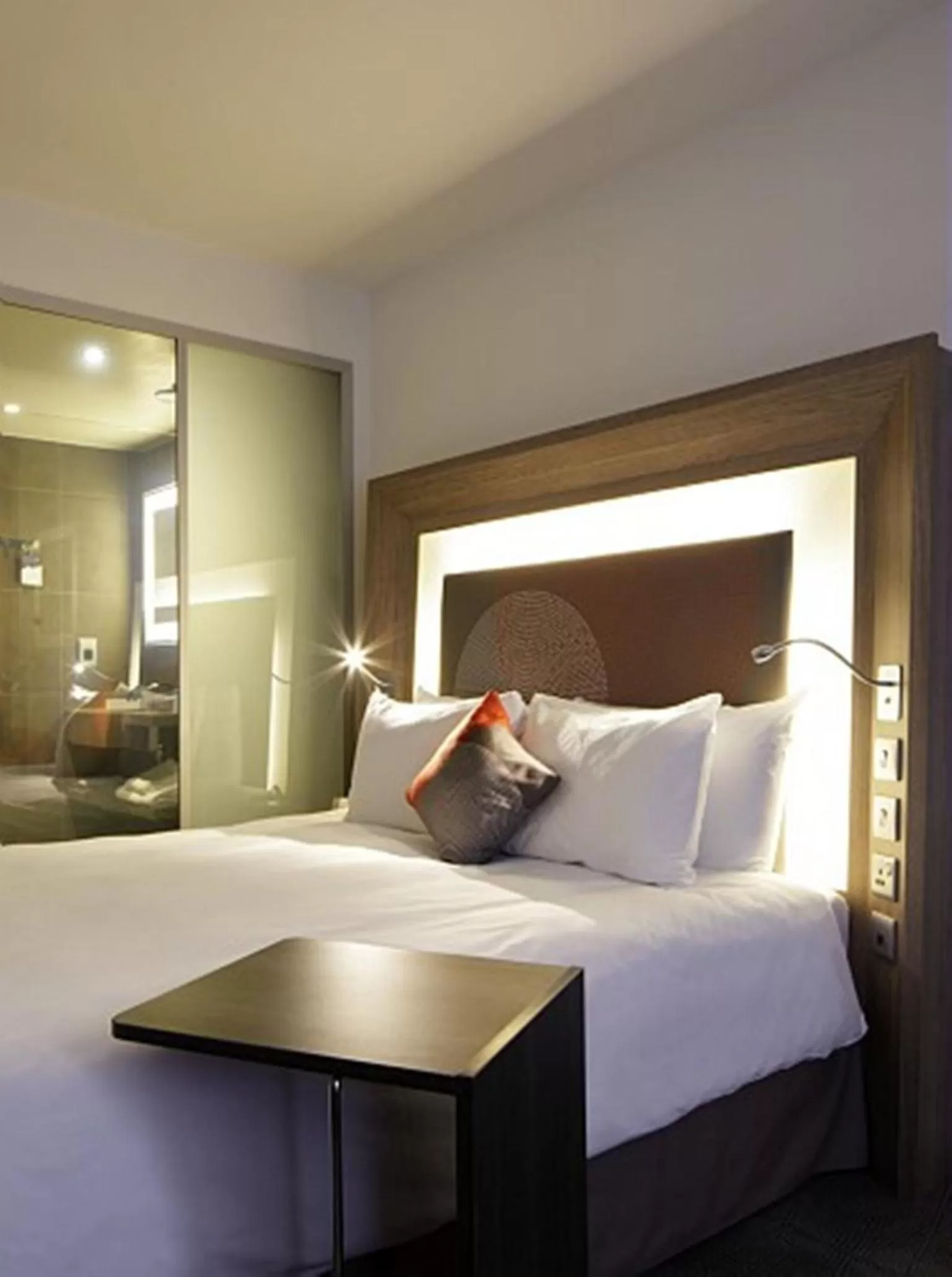 Bedroom, Bed in Novotel London Waterloo