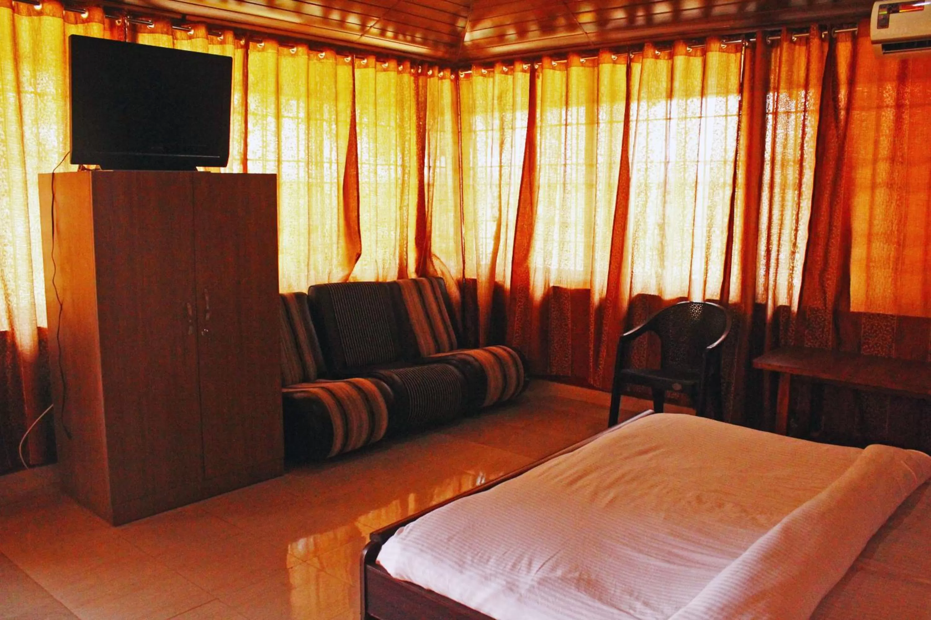 Bedroom, Bed in CS County Resort
