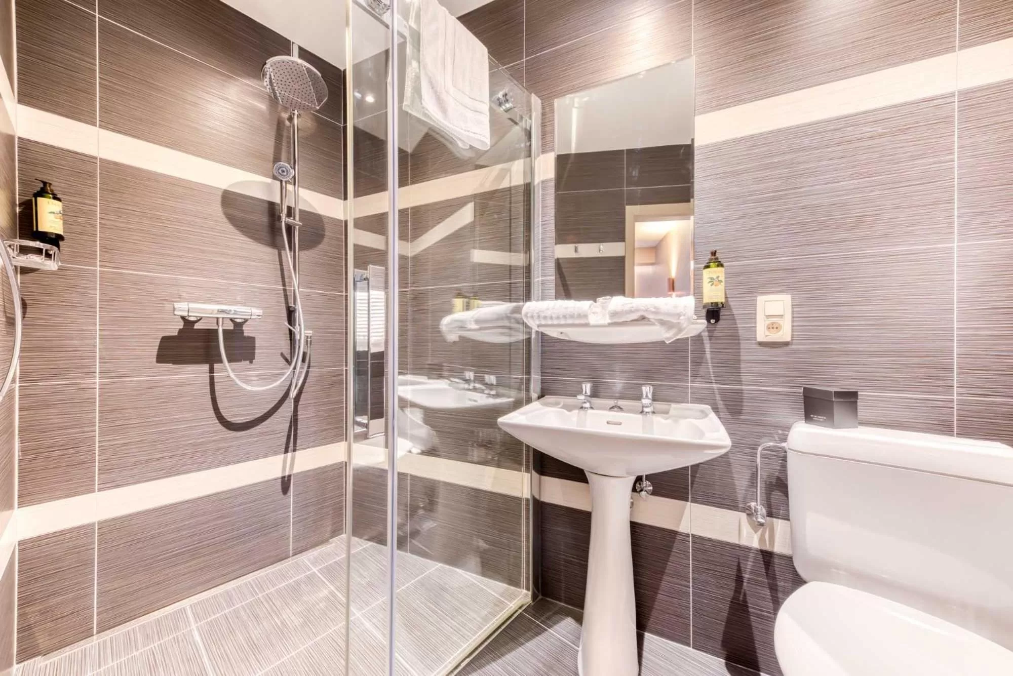 Shower in Hôtel Imperi'Ale