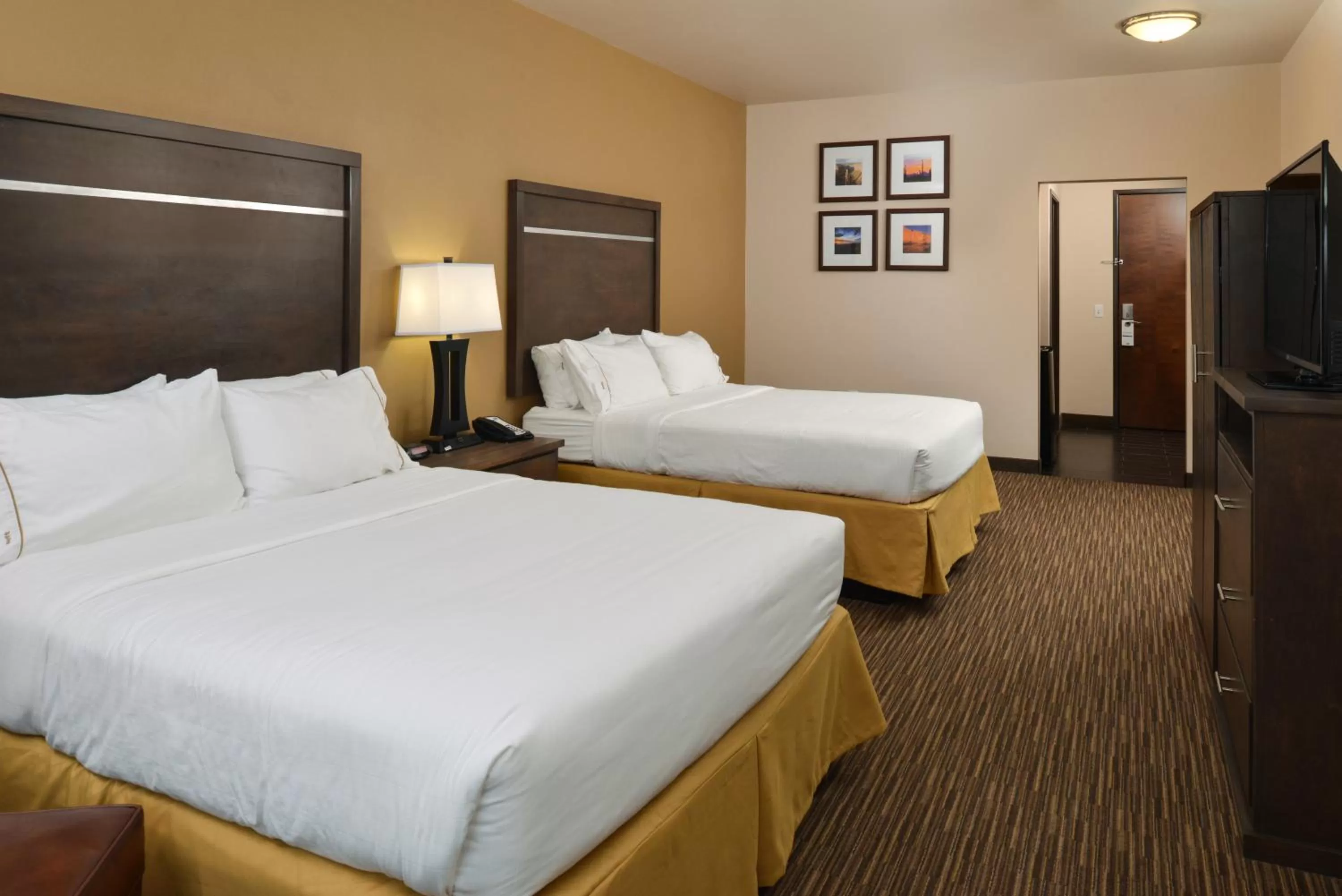 Photo of the whole room, Bed in Holiday Inn Express & Suites Globe by IHG