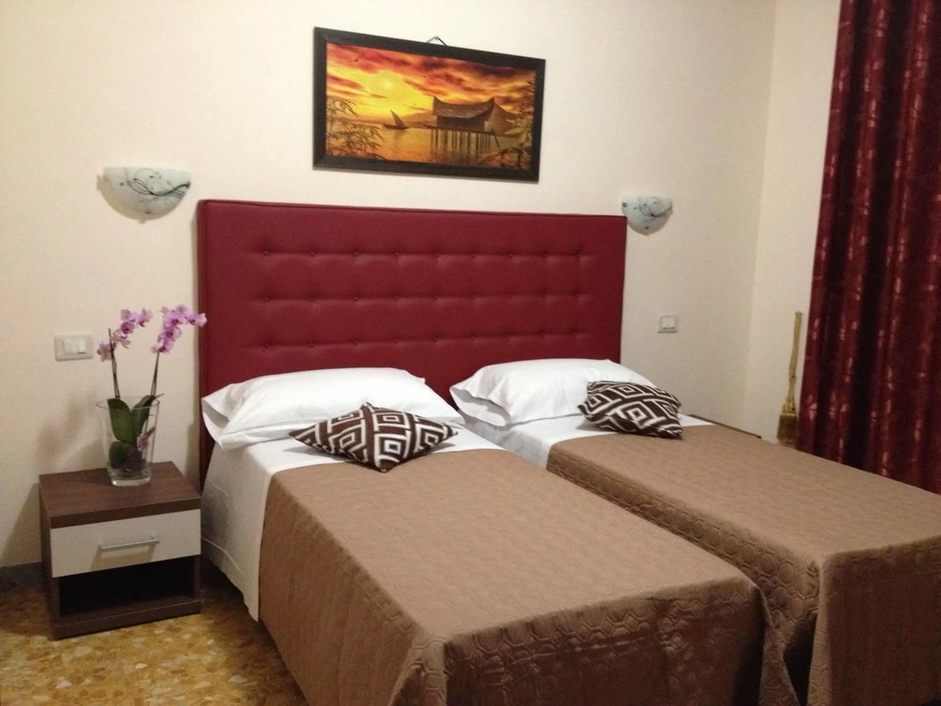 Shower, Bed in Vatican Golden Rooms