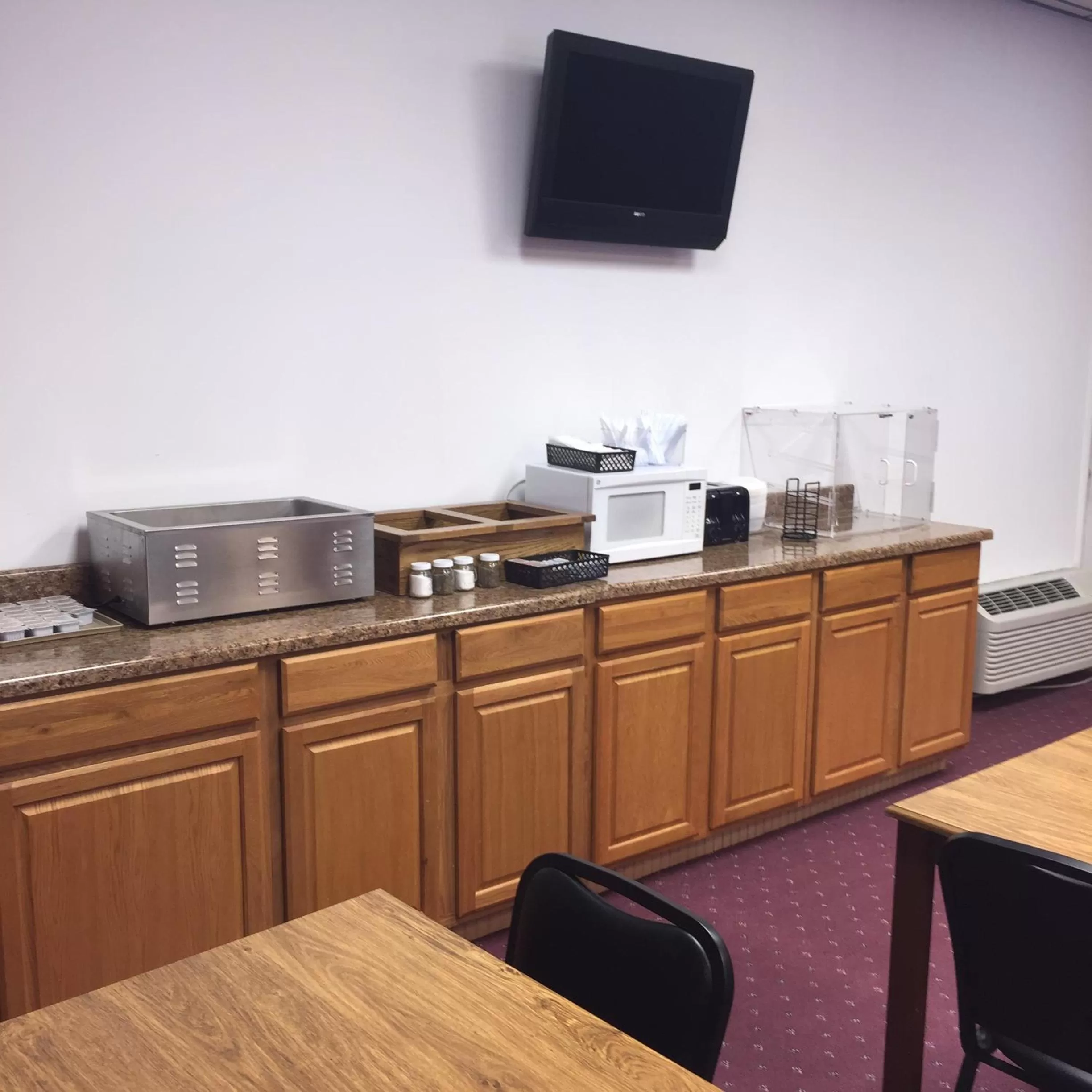 TV and multimedia in Willow Tree Inn Branson