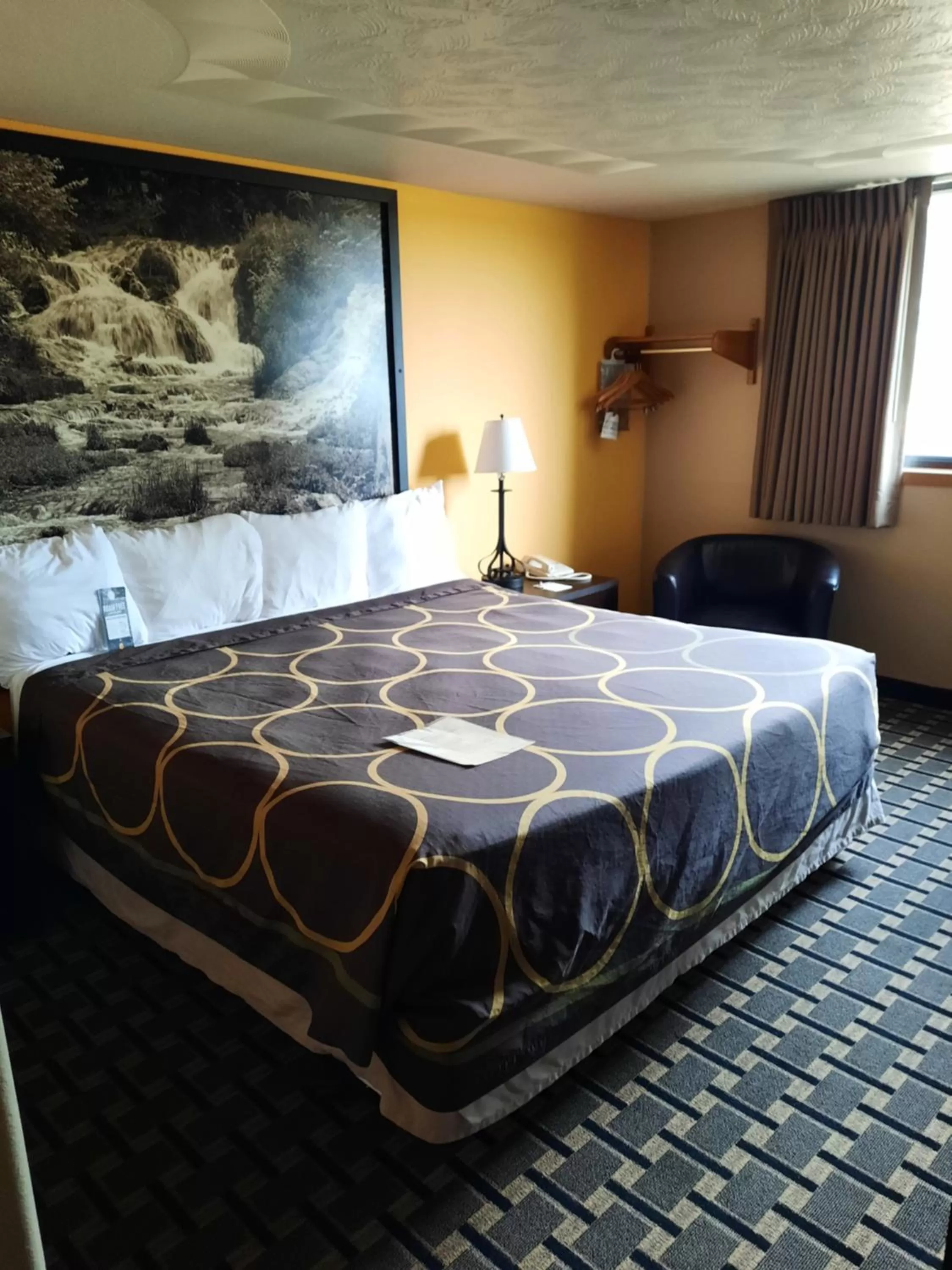 King Room with Bath Tub - Mobility Accessible/Non-Smoking in Super 8 by Wyndham Watertown