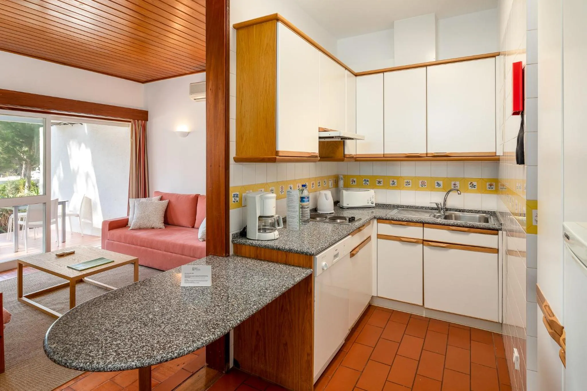 Kitchen or kitchenette in Apartamentos Turisticos Pinhal Da Marina