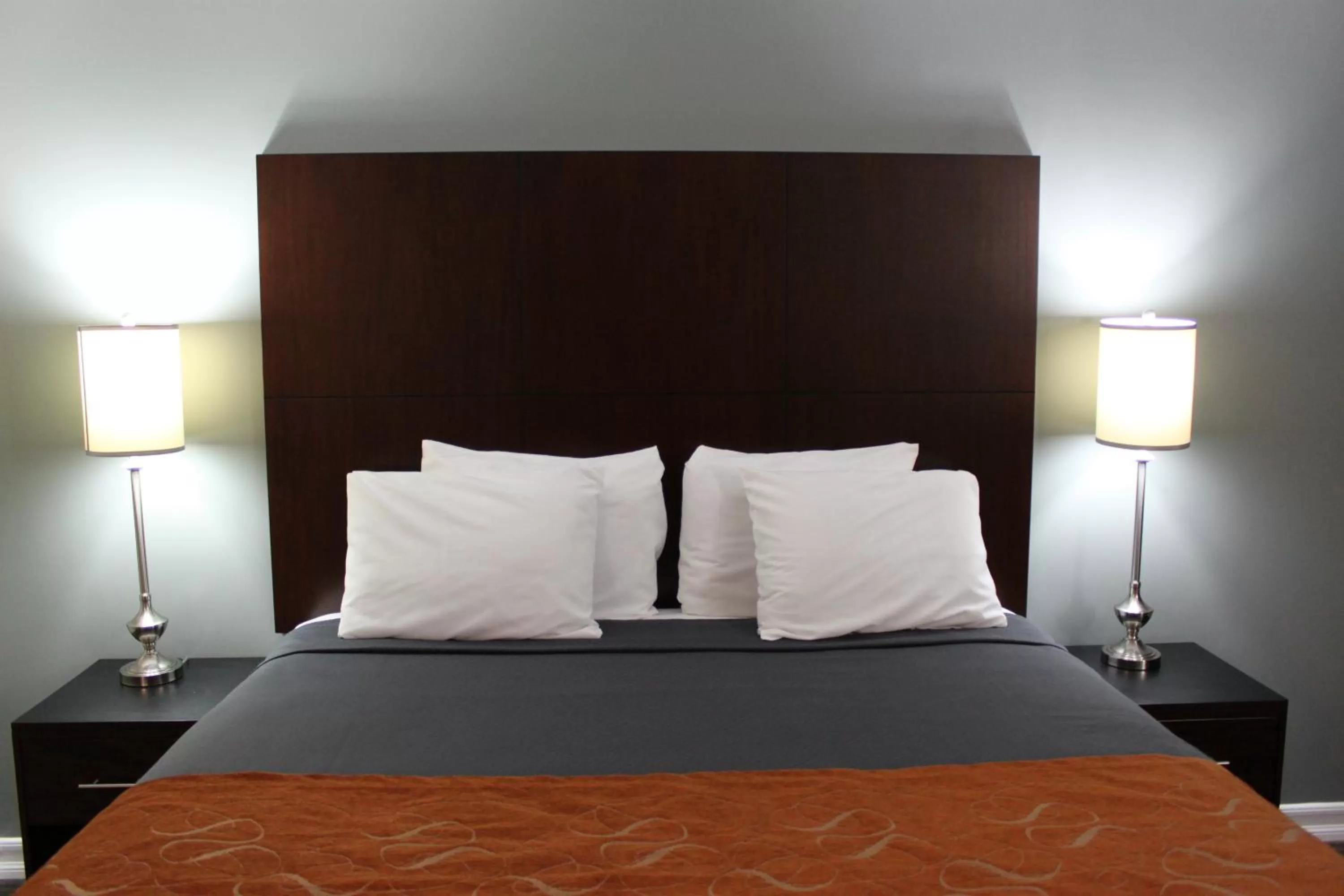 Bed in Friendly Hills Inn