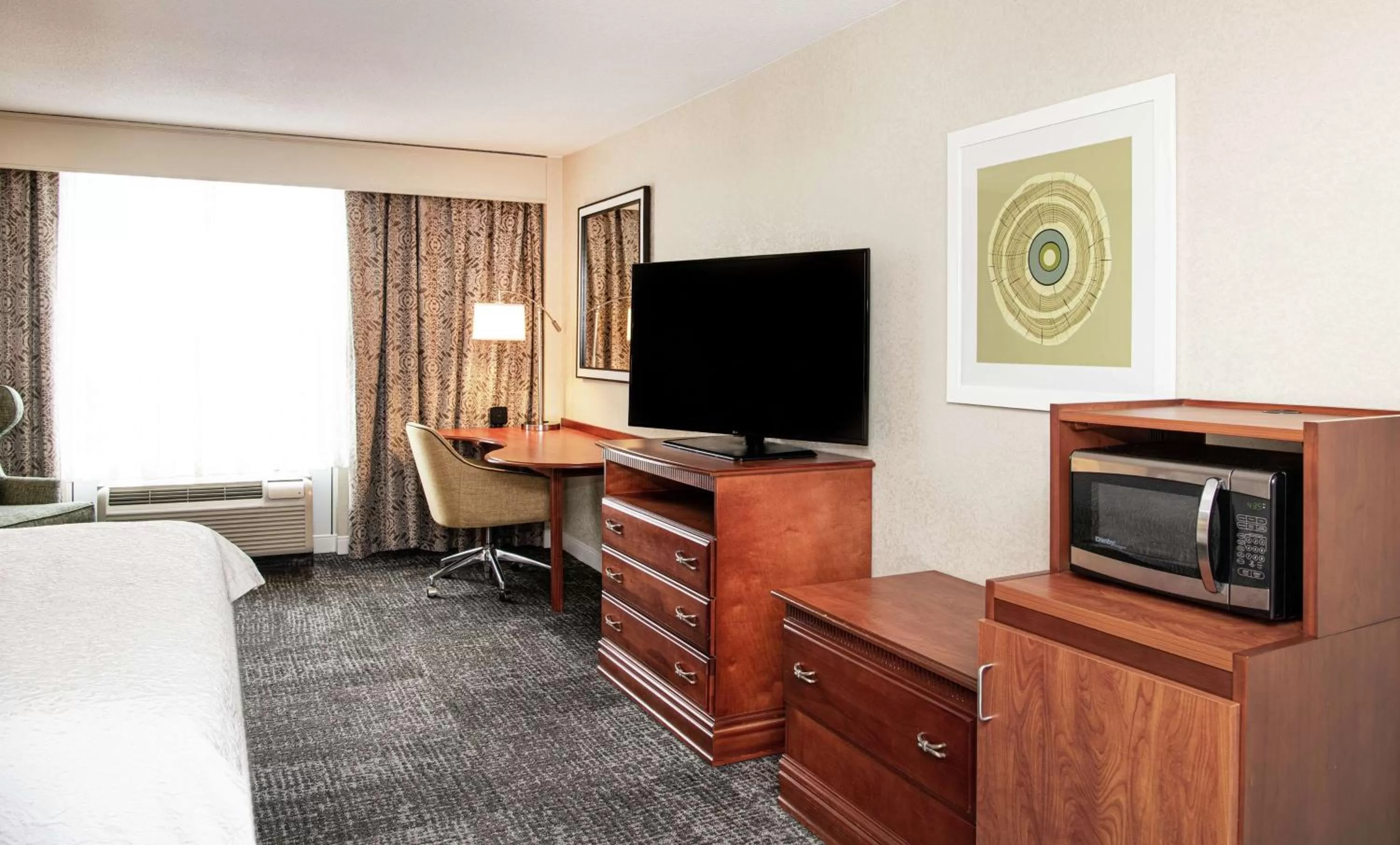 Bedroom, Bed in Hampton Inn Parsippany