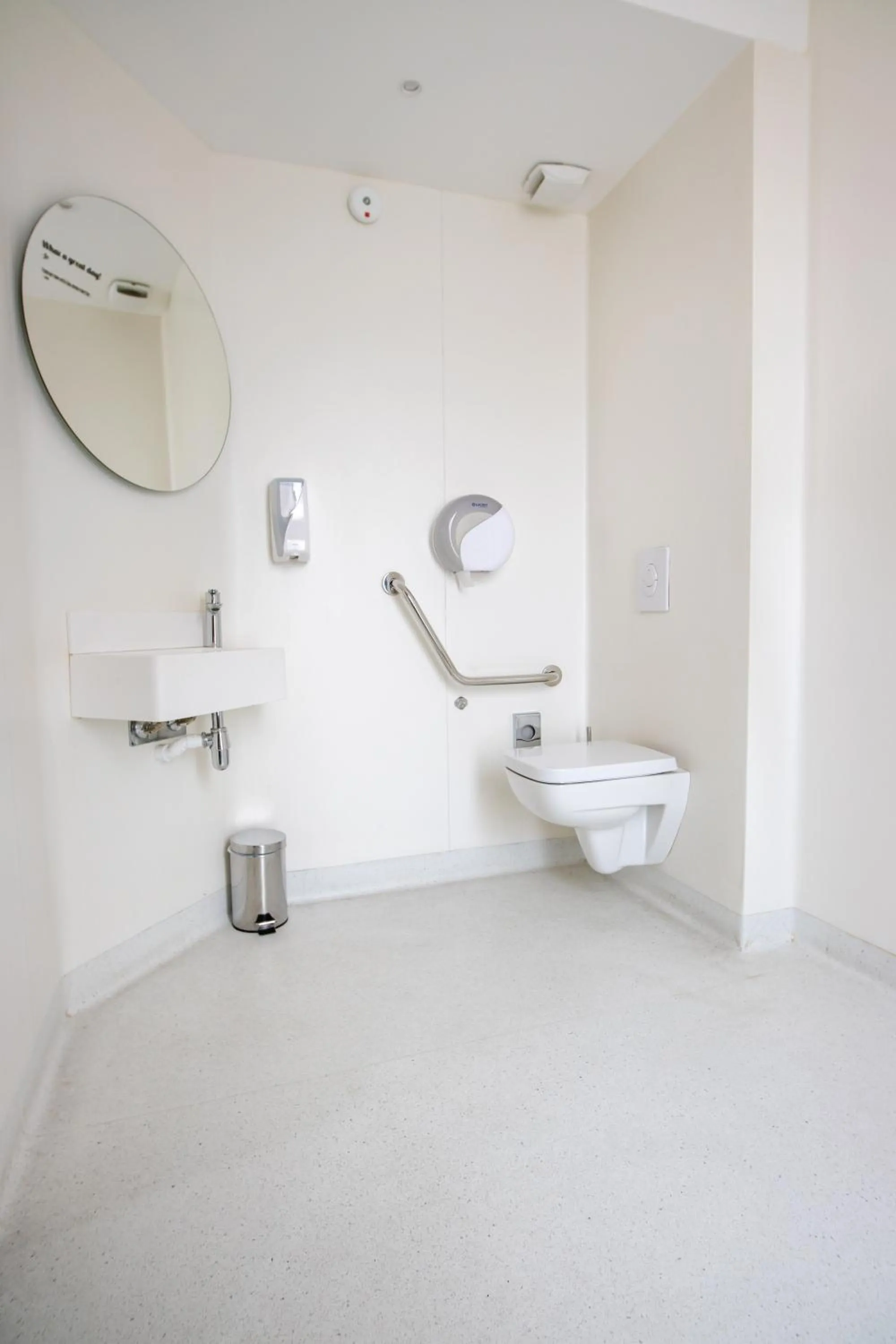 Toilet in JO&JOE Paris Gentilly - Auberge de Jeunesse