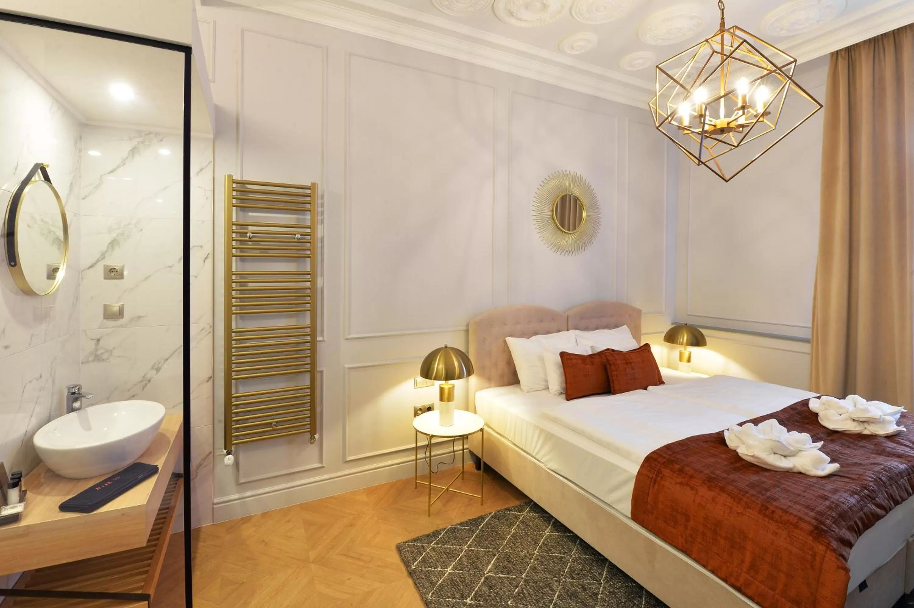 Photo of the whole room, Bed in 1552 Boutique Hotel