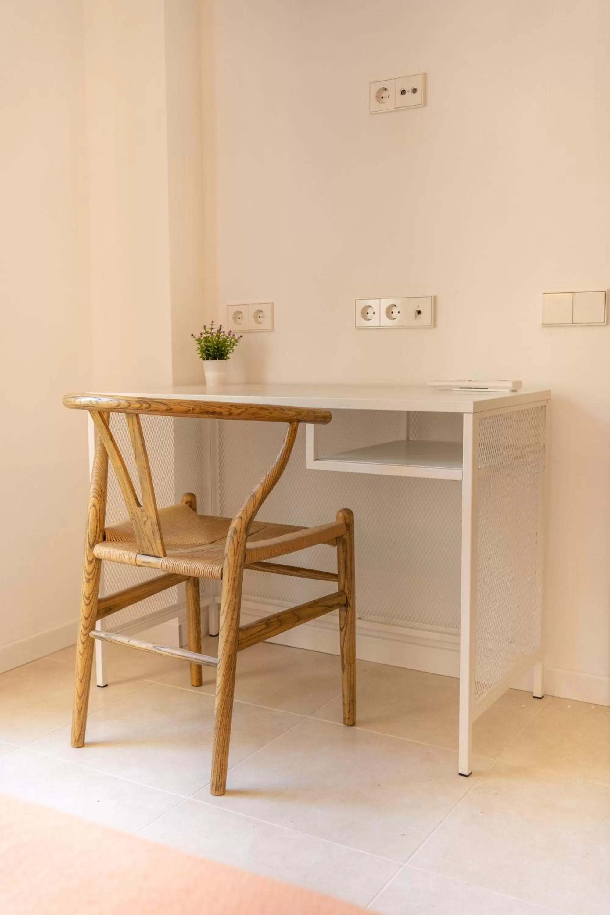 hair dresser, Dining Area in Sitges Beach Hostal