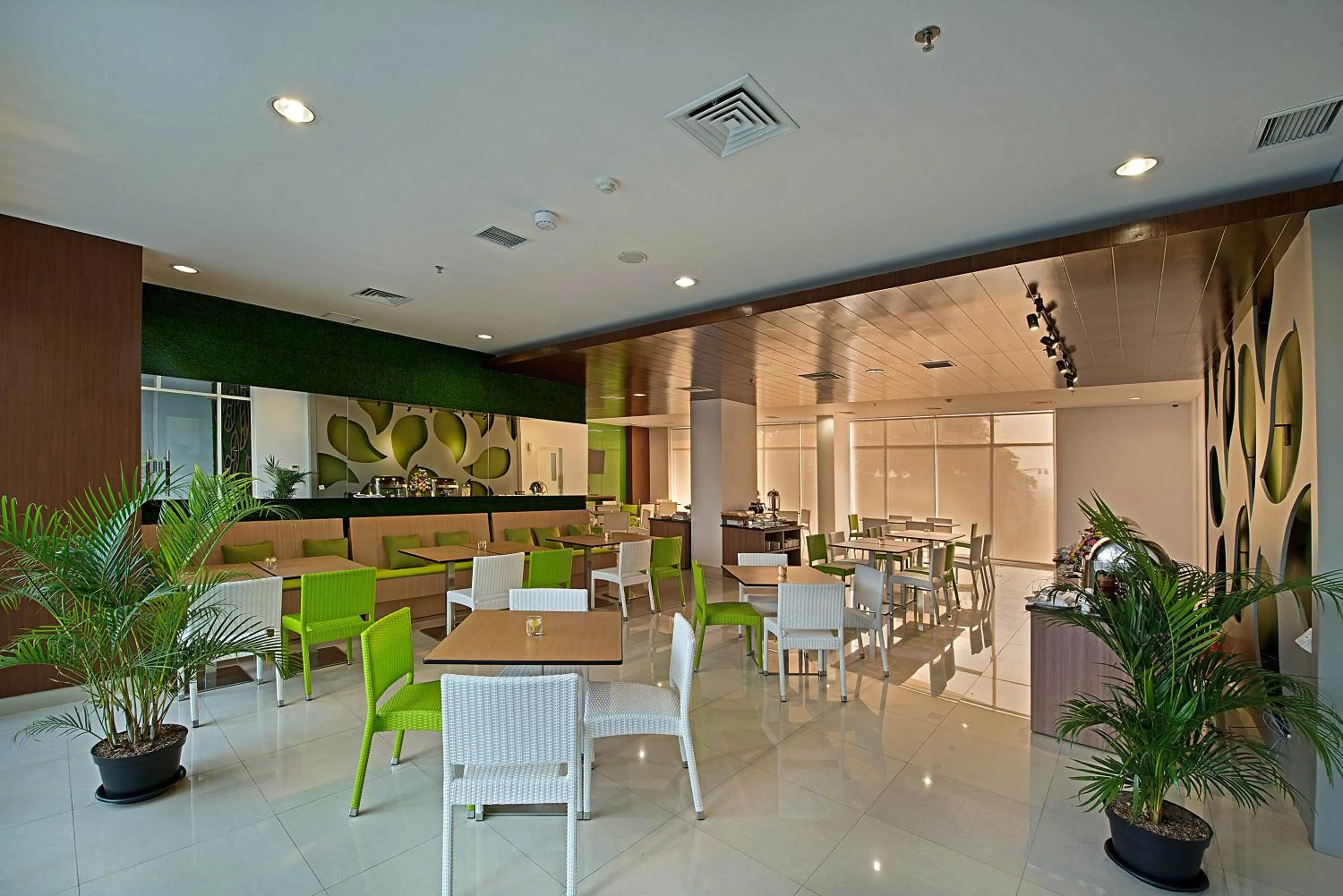 Restaurant/places to eat in Whiz Prime Hotel Pajajaran Bogor