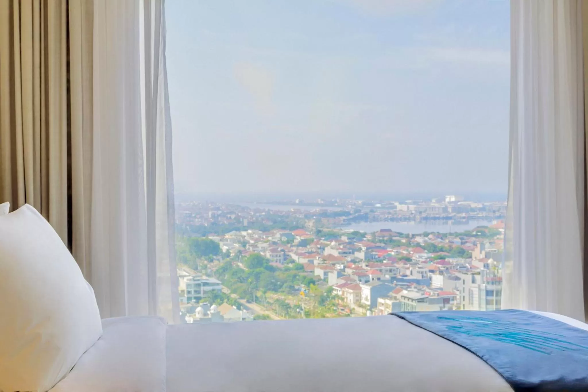 Photo of the whole room, Bed in Holiday Inn Express Jakarta Pluit Citygate by IHG