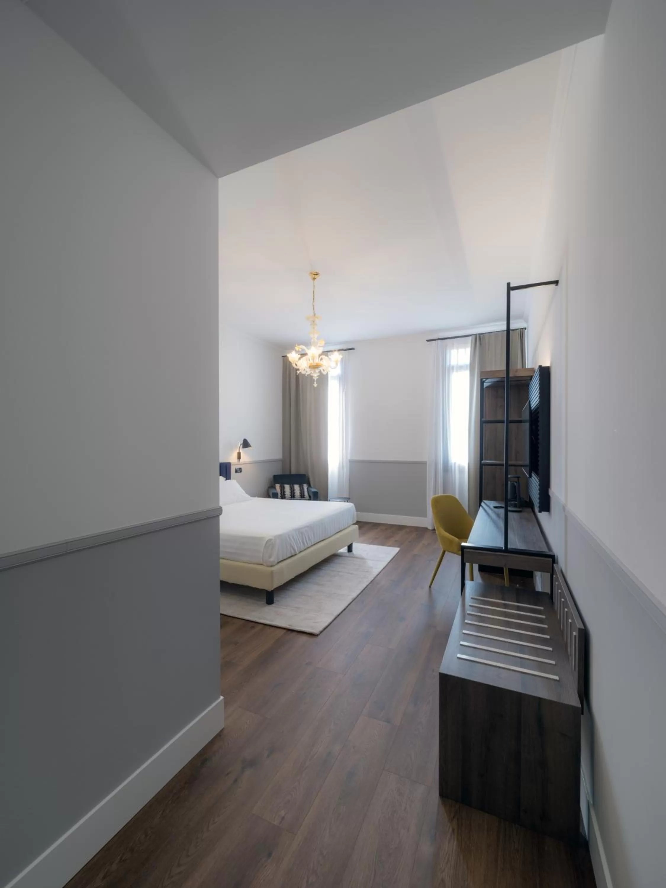 Photo of the whole room, Bed in The Foscarini