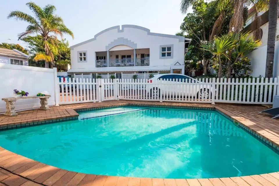 Swimming pool in Flamingo Rocks