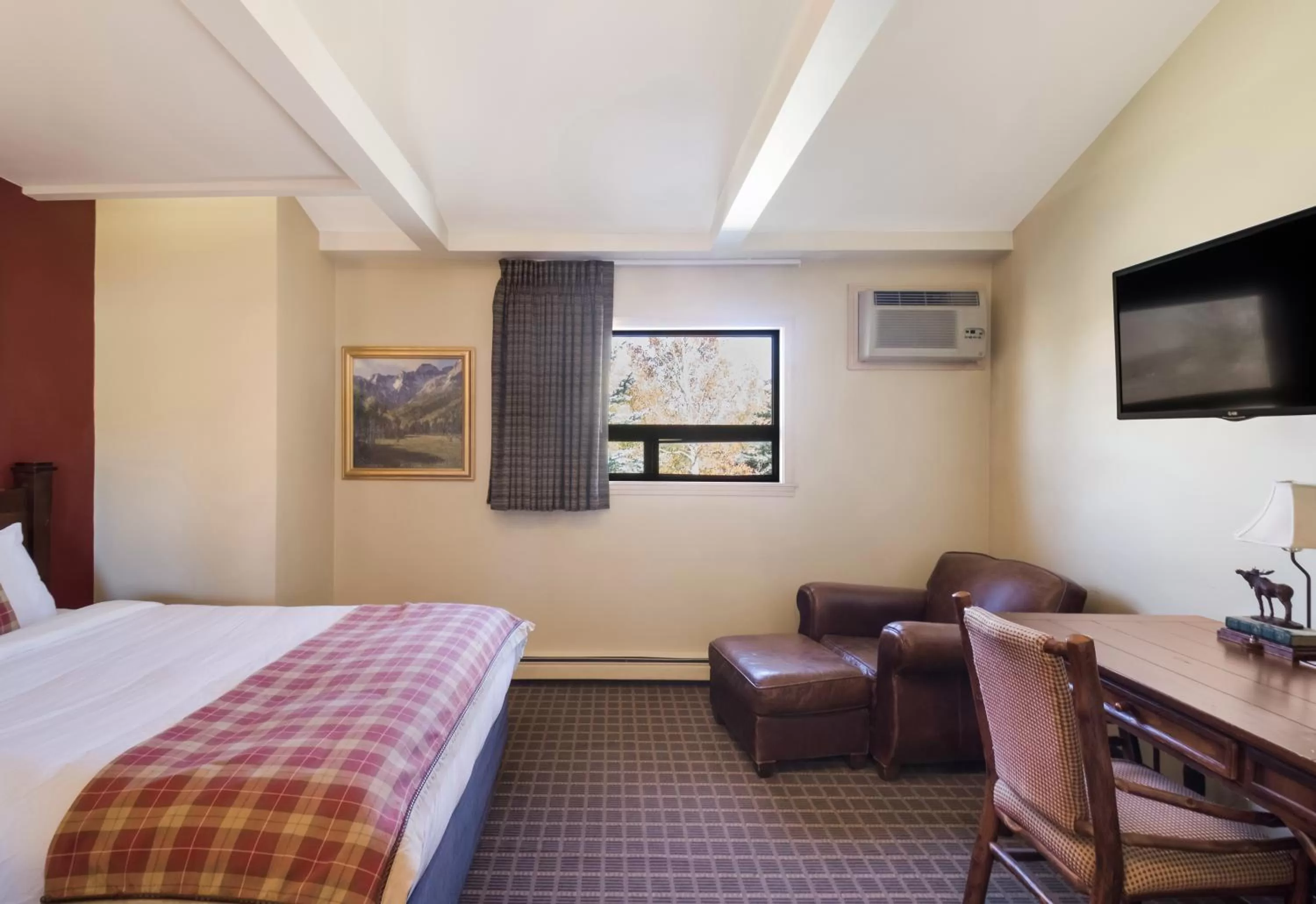 Seating area, Bed in The Inn at Tomichi Village