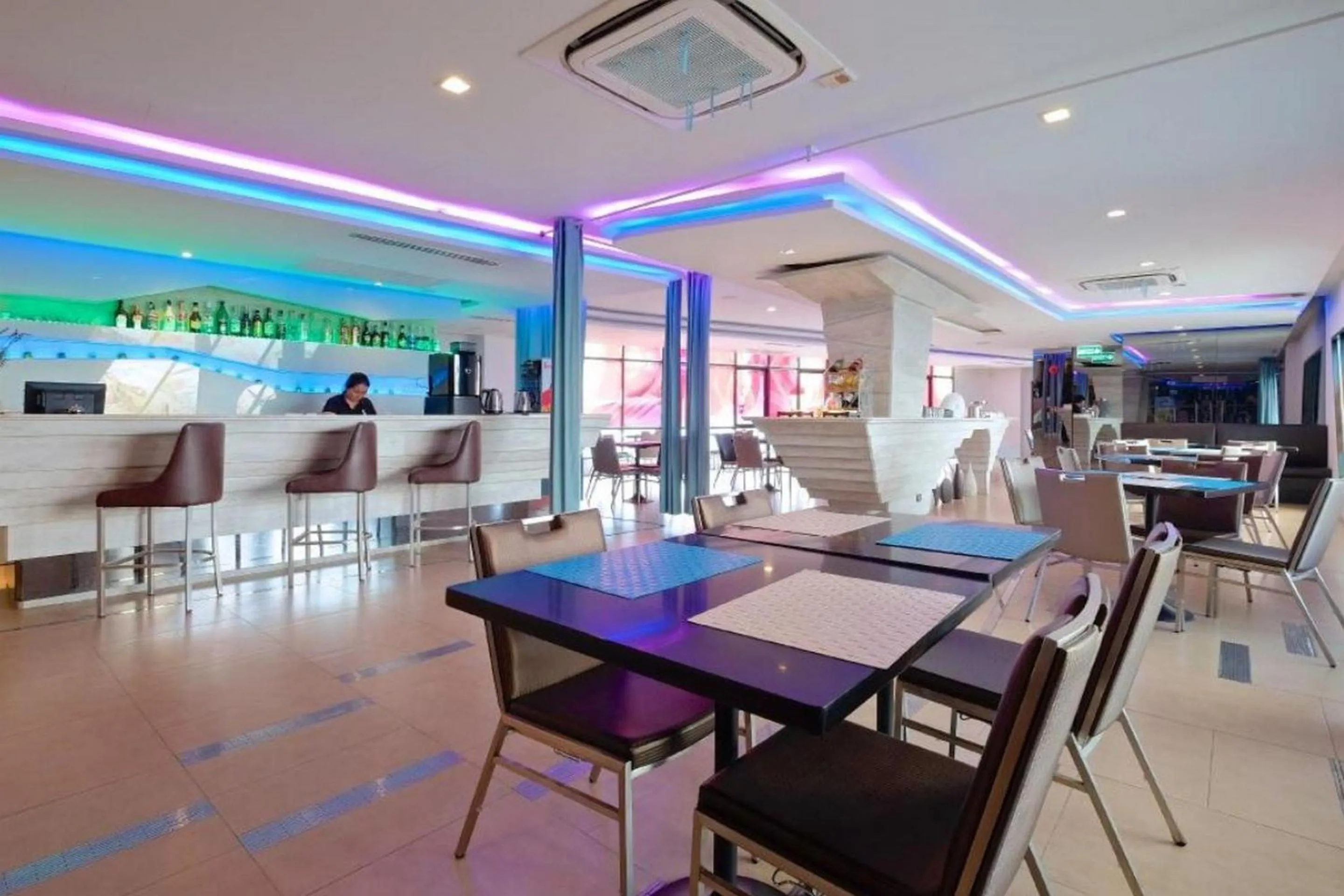 Restaurant/places to eat in The Xtreme Suites