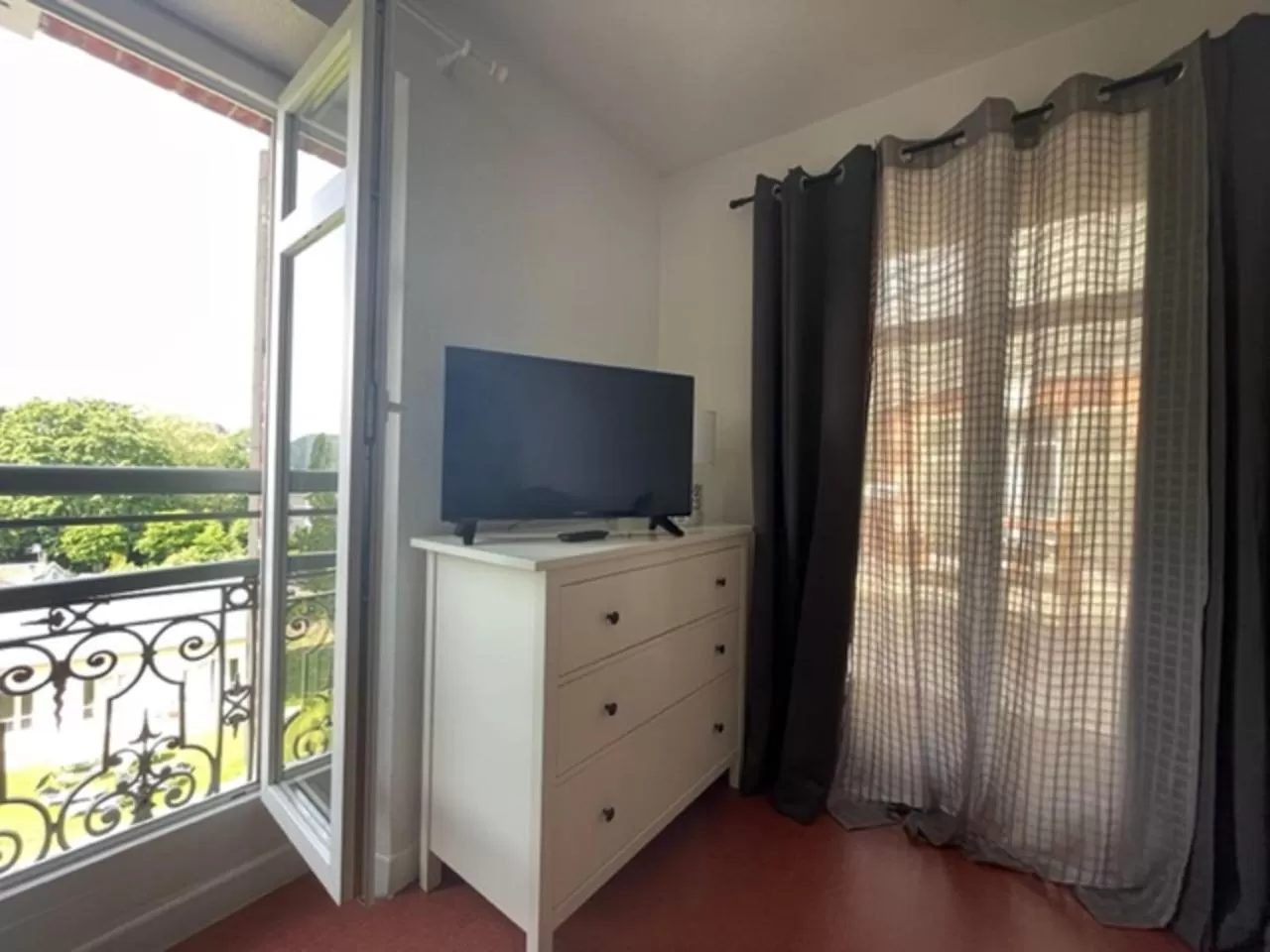 TV/Entertainment Center in VILLA BONVOULOIR