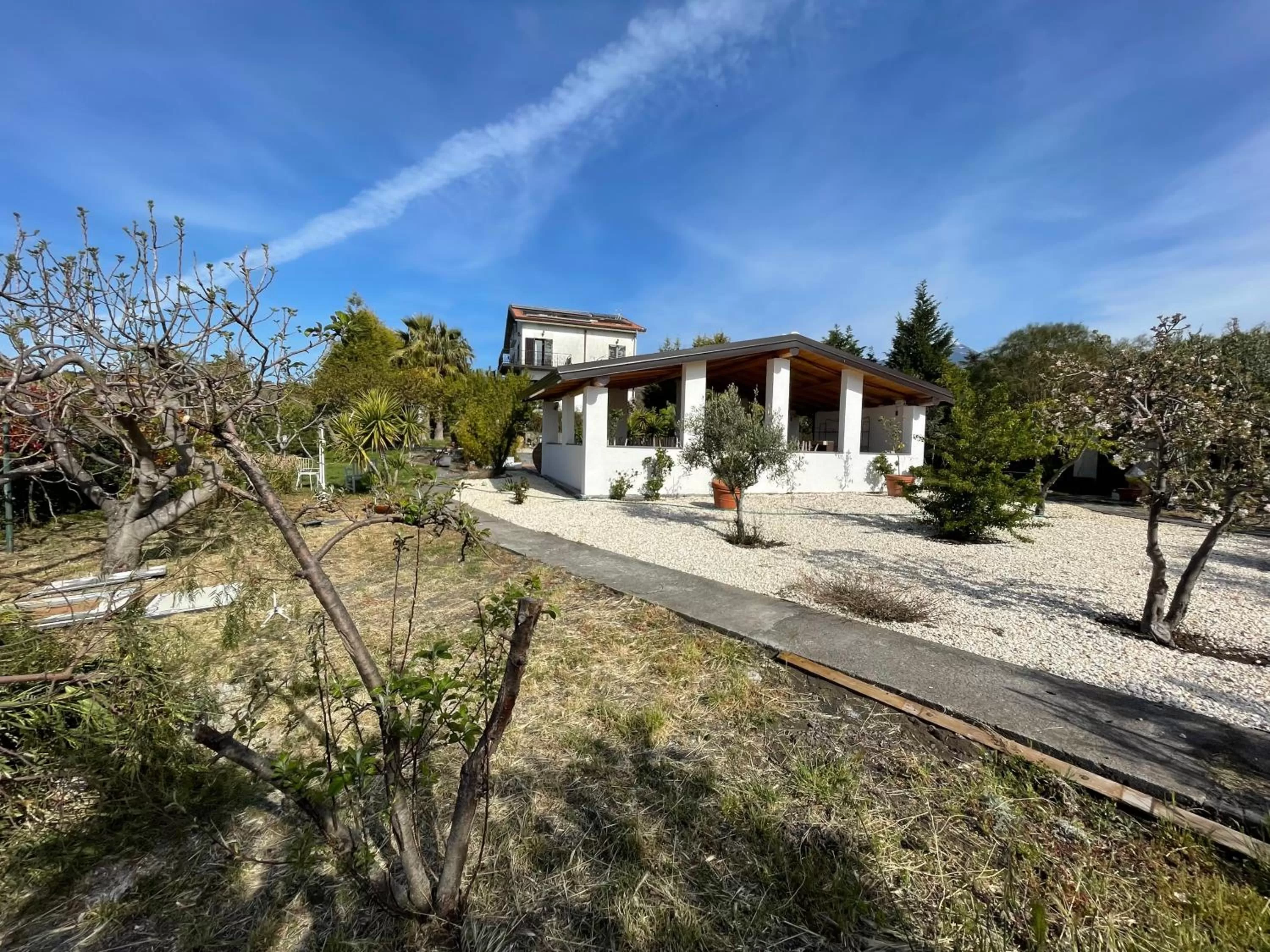 Property Building in Etna Petit Relais