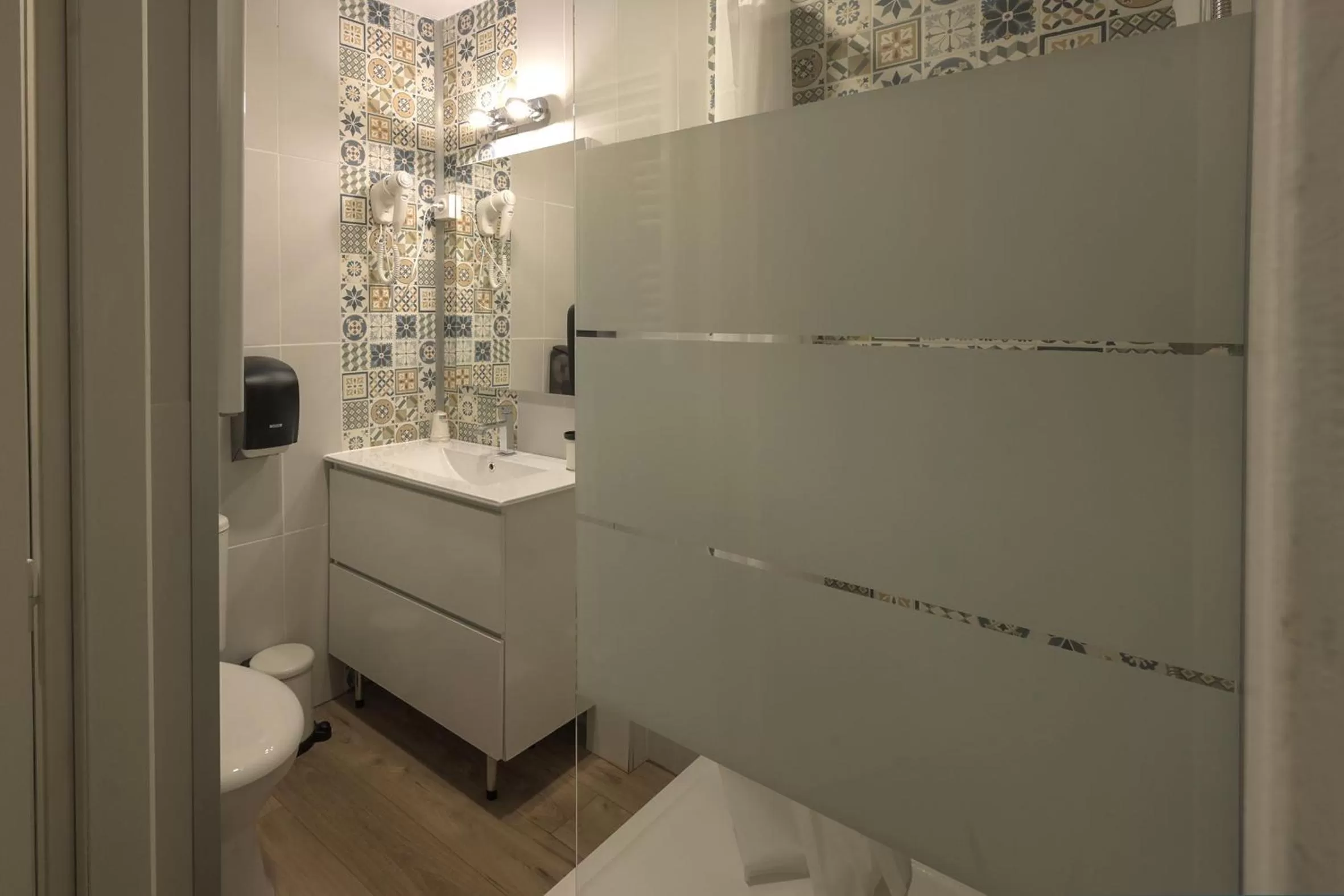 Shower in Hotel De La Croisée