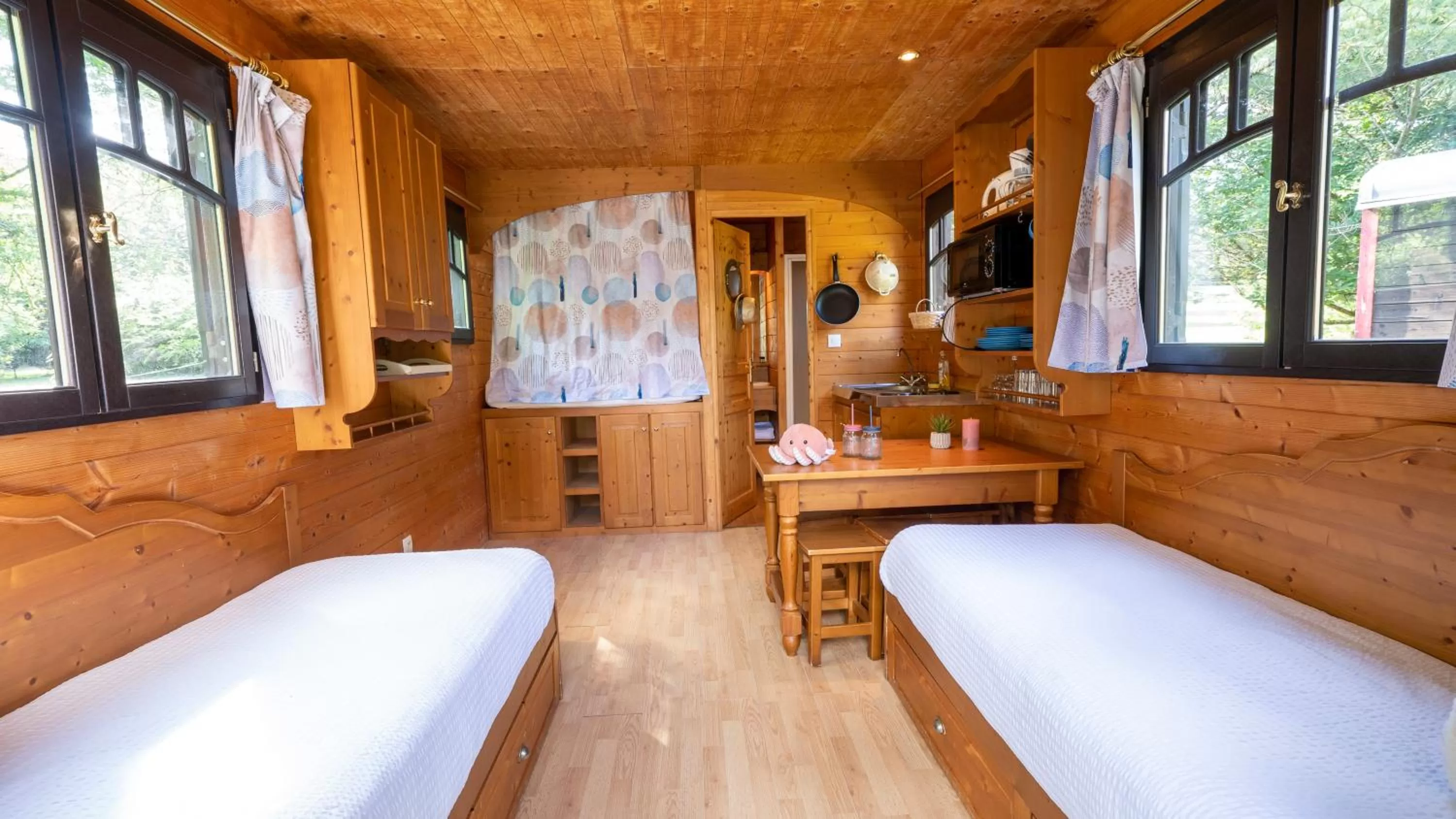 Kitchen or kitchenette, Bed in Le Village de la Champagne - Slowmoov