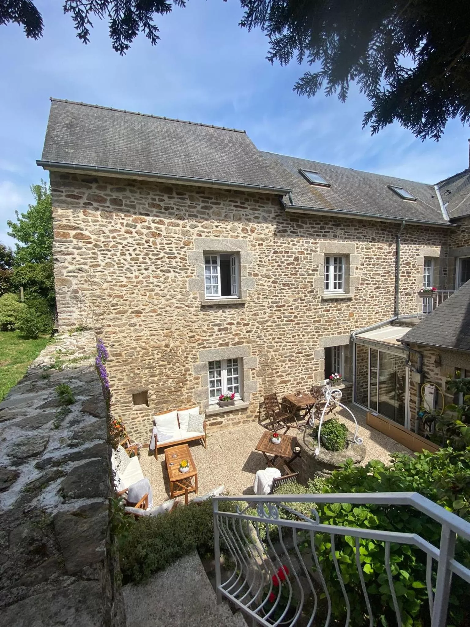 Property building in Demeures & Châteaux - Hôtel de la porte Saint-Malo - DINAN