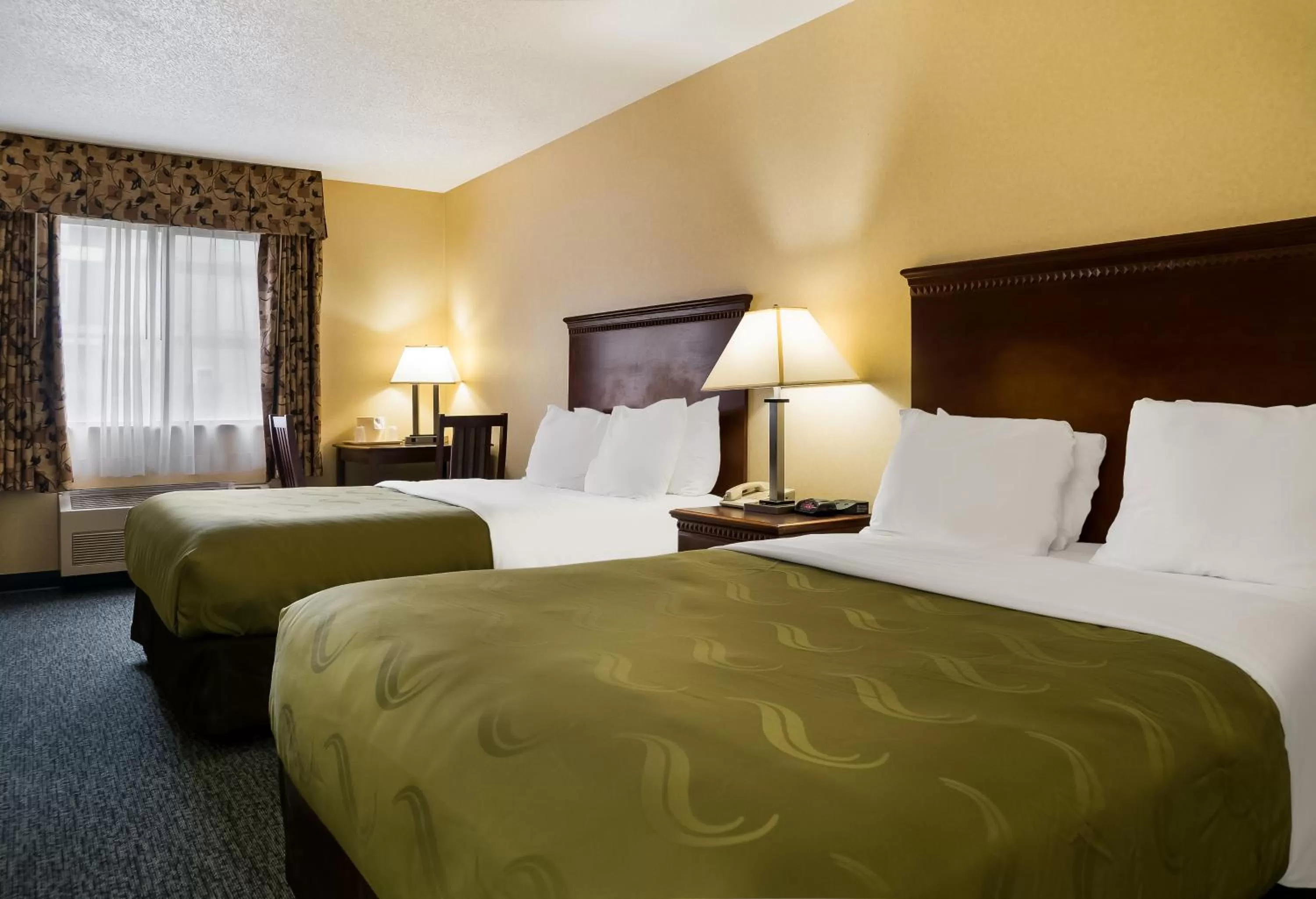 Bed in Quality Inn Grand Blanc - Flint South