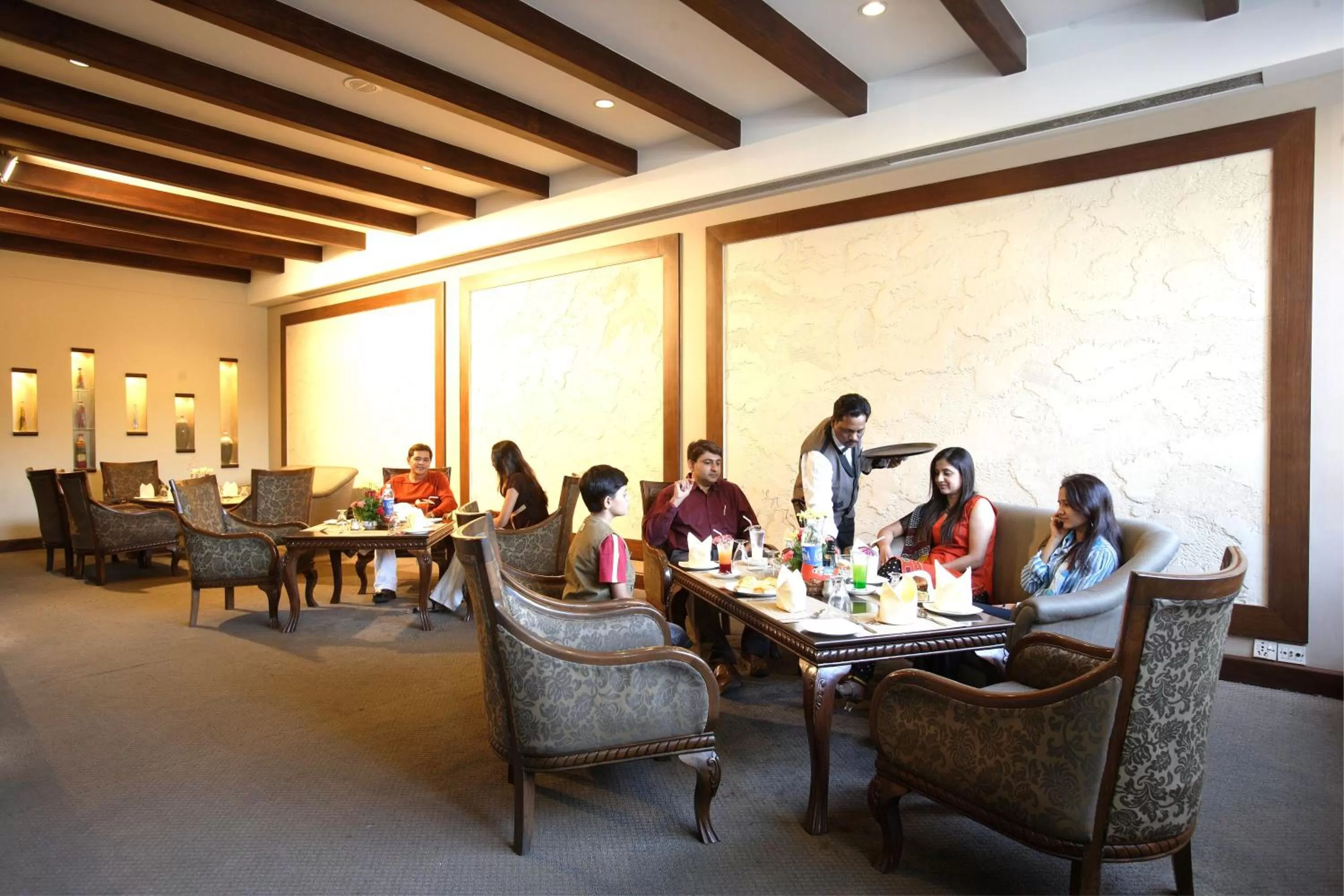 Restaurant/places to eat in Hotel Express Towers