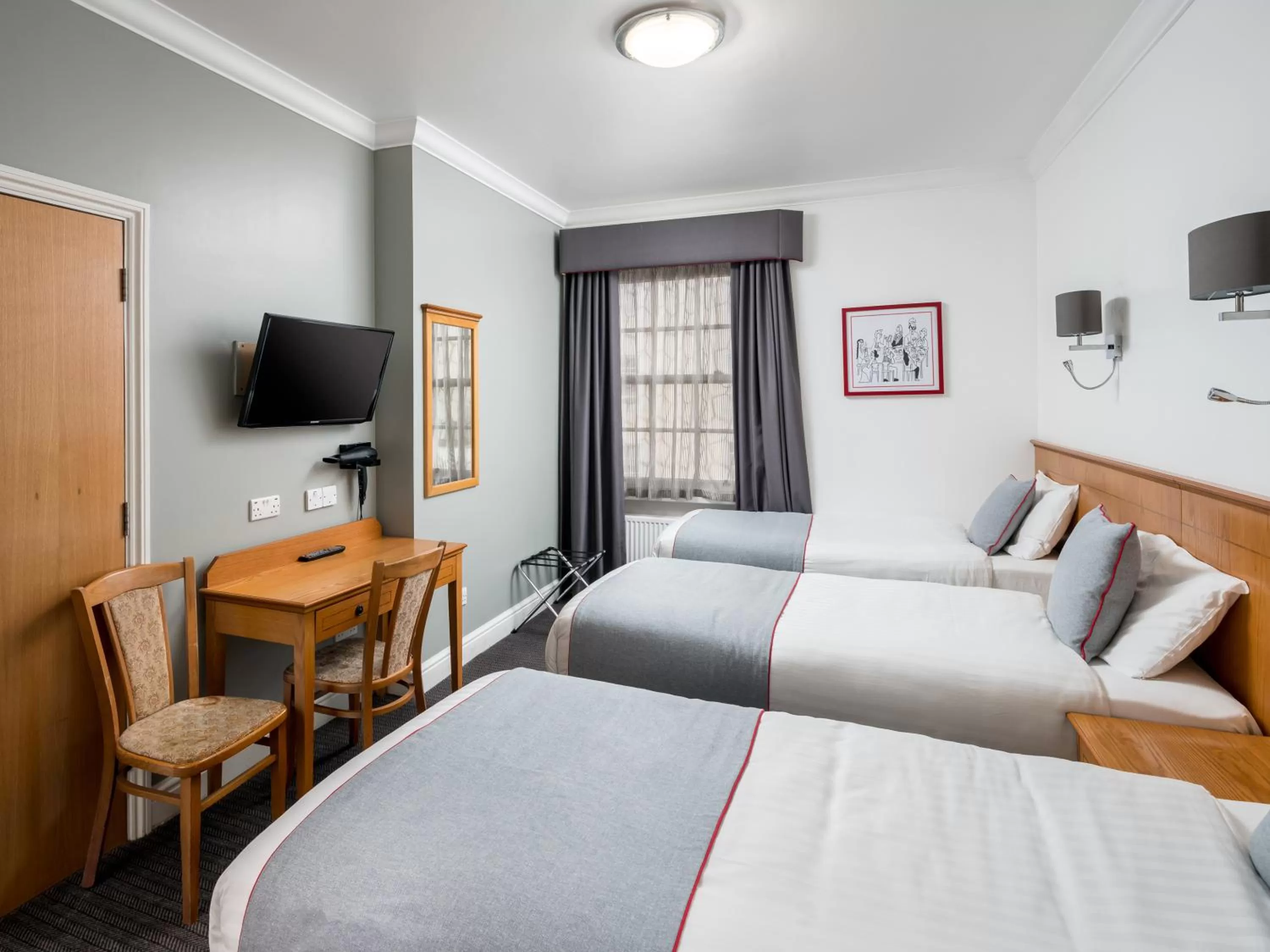 Photo of the whole room, Bed in OYO Townhouse New England, London Victoria